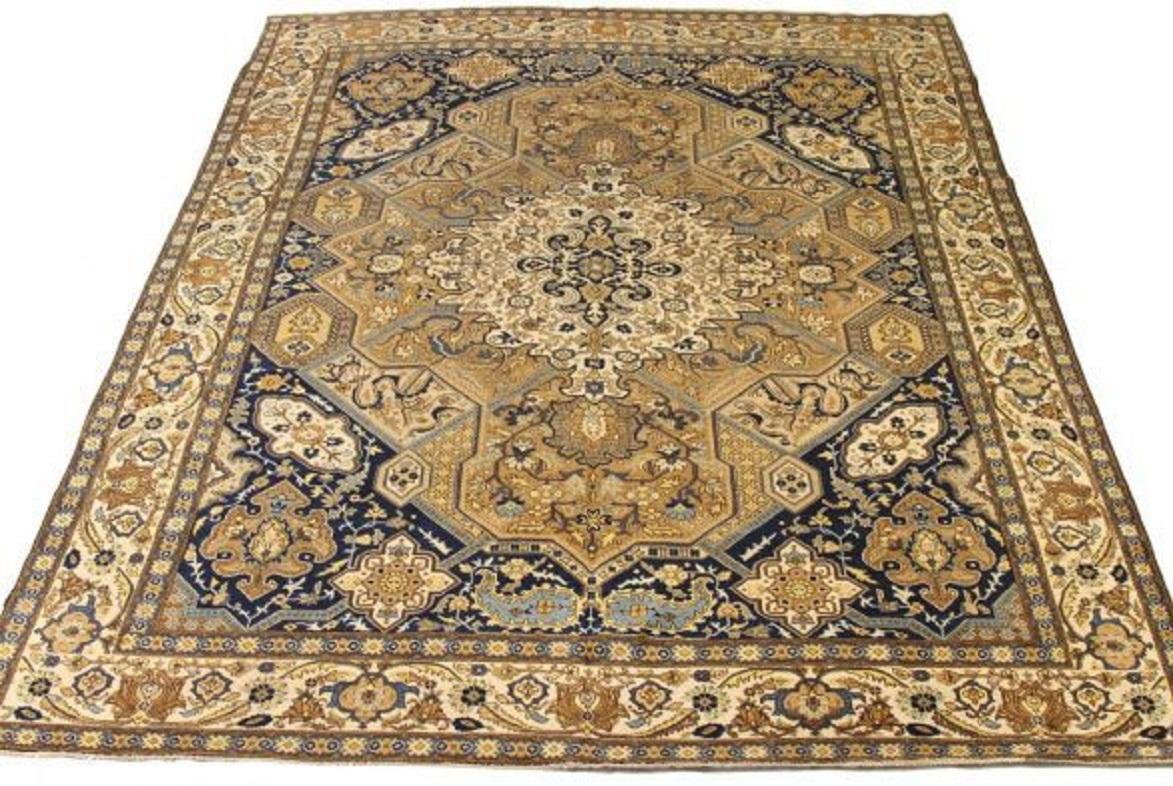 Scopri l'eleganza del Tabriz persiano con i tappeti d'area CIRCA del 1880. Progettato con lana e avorio, questo design esclusivo è perfetto per valorizzare il tuo spazio.