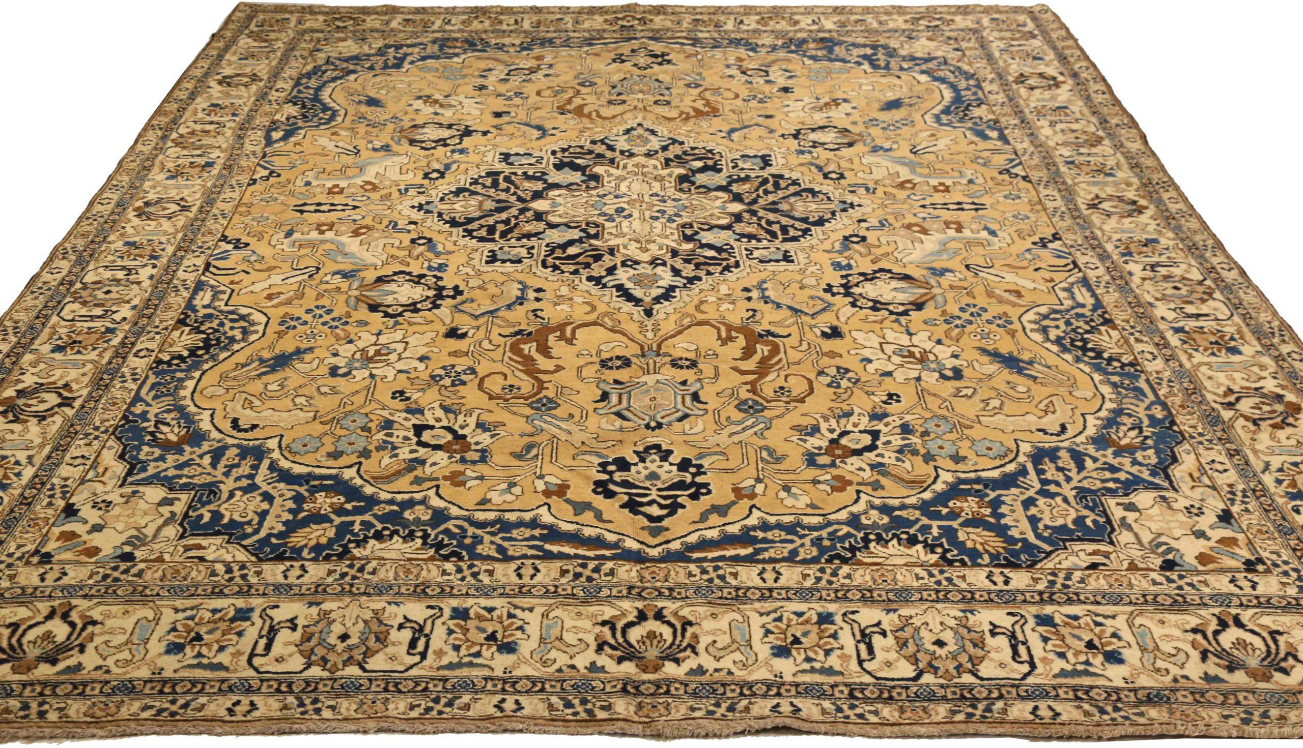 Découvrez l'élégance des tapis persans Tabriz de Circa 1880. Conçu avec de la laine et du bleu ivoire-marine-jaune, ce design exclusif est parfait pour mettre en valeur votre espace.