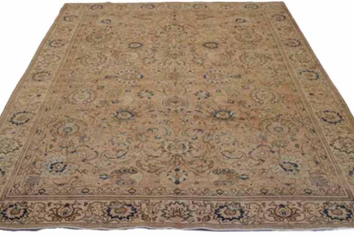 Scopri l'eleganza del Tabriz persiano con i tappeti d'area CIRCA del 1880. Progettato con lana e rosa avorio, questo design esclusivo è perfetto per valorizzare il tuo spazio.