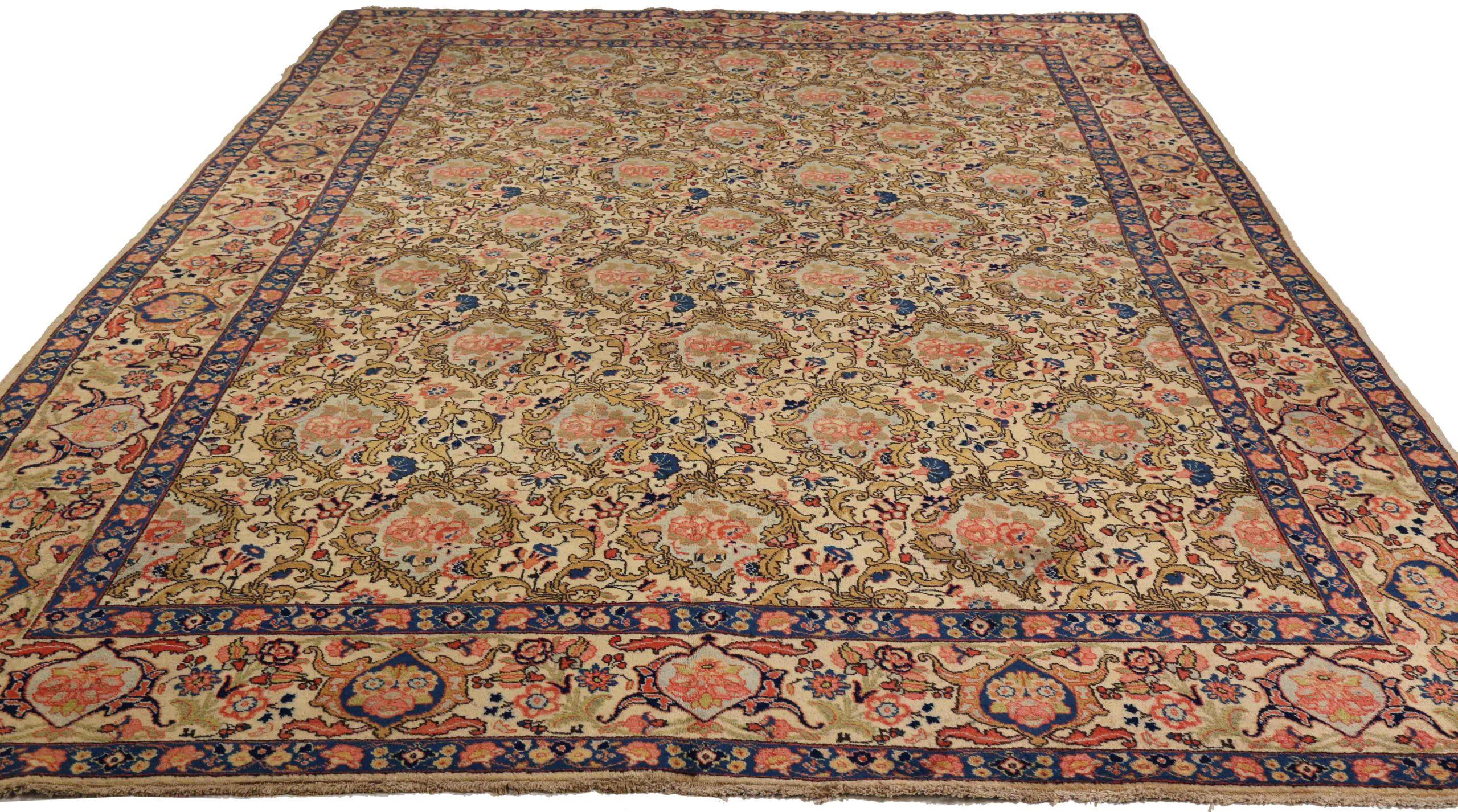 Découvrez l'élégance des tapis persans Tabriz de Circa 1880. Conçu avec de la laine et du jaune rose ivoire, ce design exclusif est parfait pour mettre en valeur votre espace.