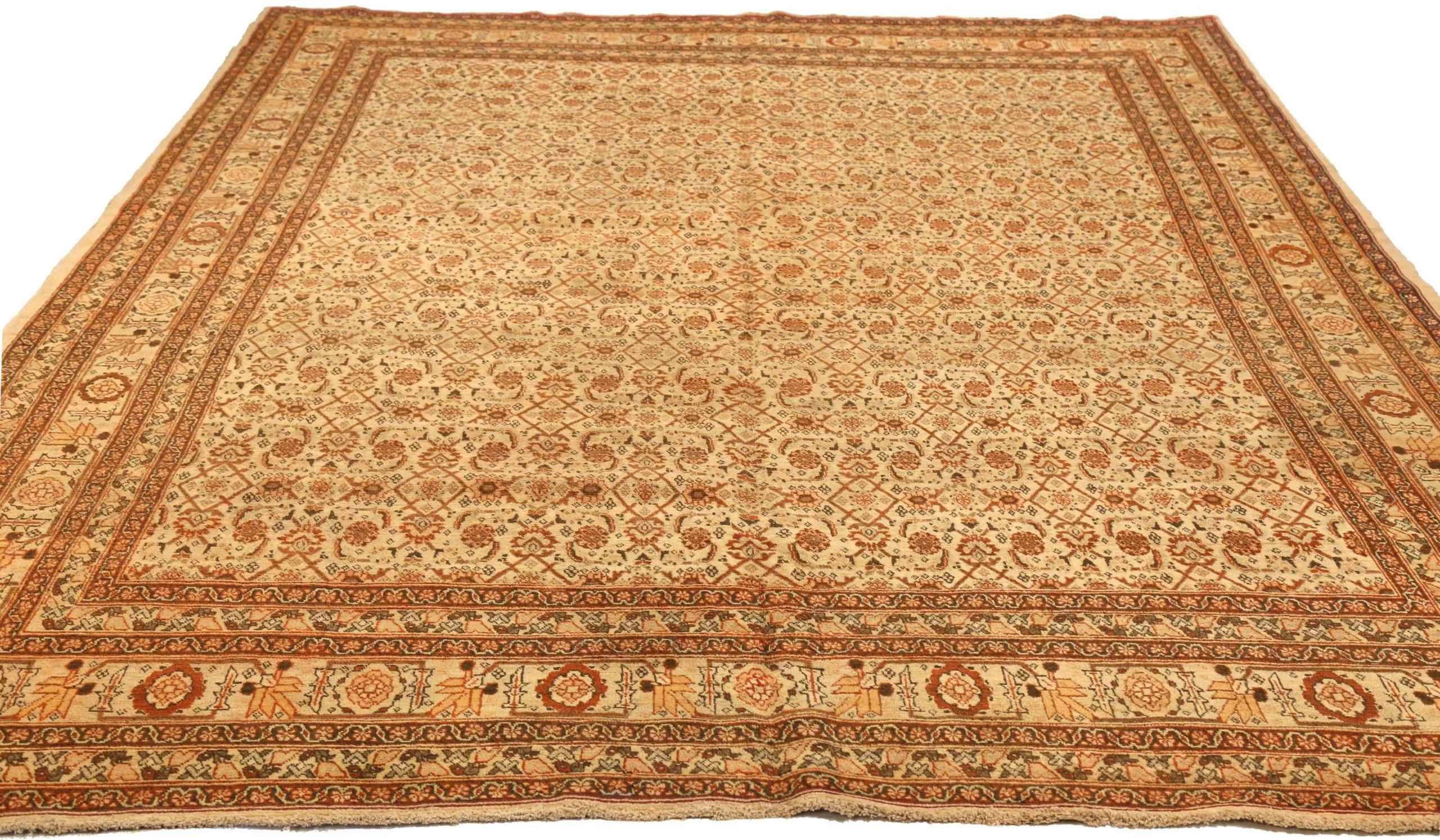Scopri l'eleganza del Tabriz persiano con i tappeti d'area CIRCA del 1880. Progettato con lana e IvoryRed, questo design esclusivo è perfetto per valorizzare il tuo spazio.