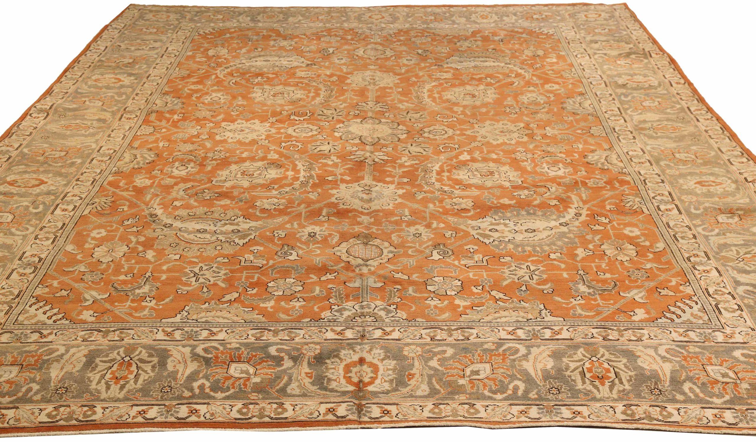 Entdecken Sie die Eleganz des persischen Täbris mit Teppichen um 1880. Dieses exklusive Design aus Wolle und IvoryRedTaupe ist perfekt, um Ihren Raum zu verschönern.