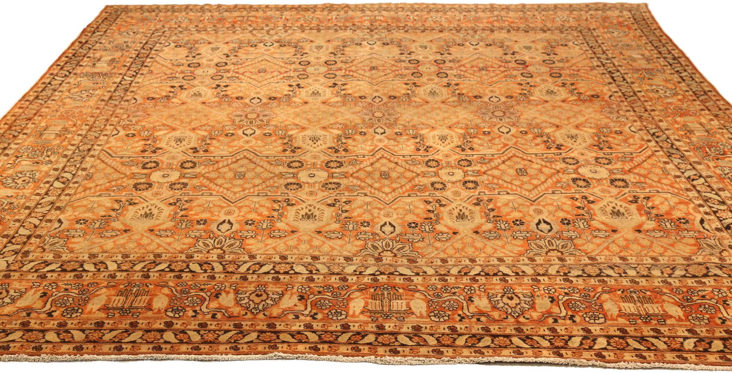Entdecken Sie die Eleganz des persischen Täbris mit Teppichen um 1880. Dieses exklusive Design aus Wolle und Elfenbeinrot-Gelb ist perfekt, um Ihren Raum zu verschönern.