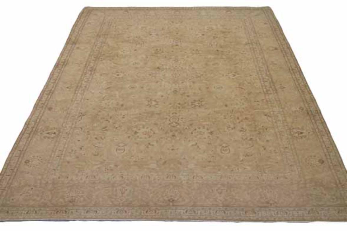 Scopri l'eleganza del Tabriz persiano con i tappeti d'area CIRCA del 1880. Progettato con lana e IvoryTaupe, questo design esclusivo è perfetto per valorizzare il tuo spazio.