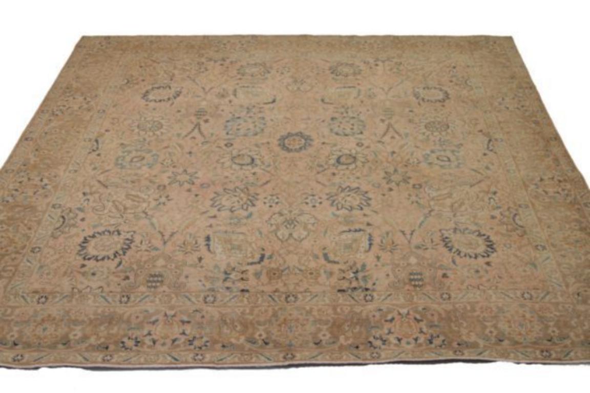 Scopri l'eleganza del Tabriz persiano con i tappeti d'area CIRCA del 1880. Progettato con lana e blu-rosa, questo design esclusivo è perfetto per valorizzare il tuo spazio.