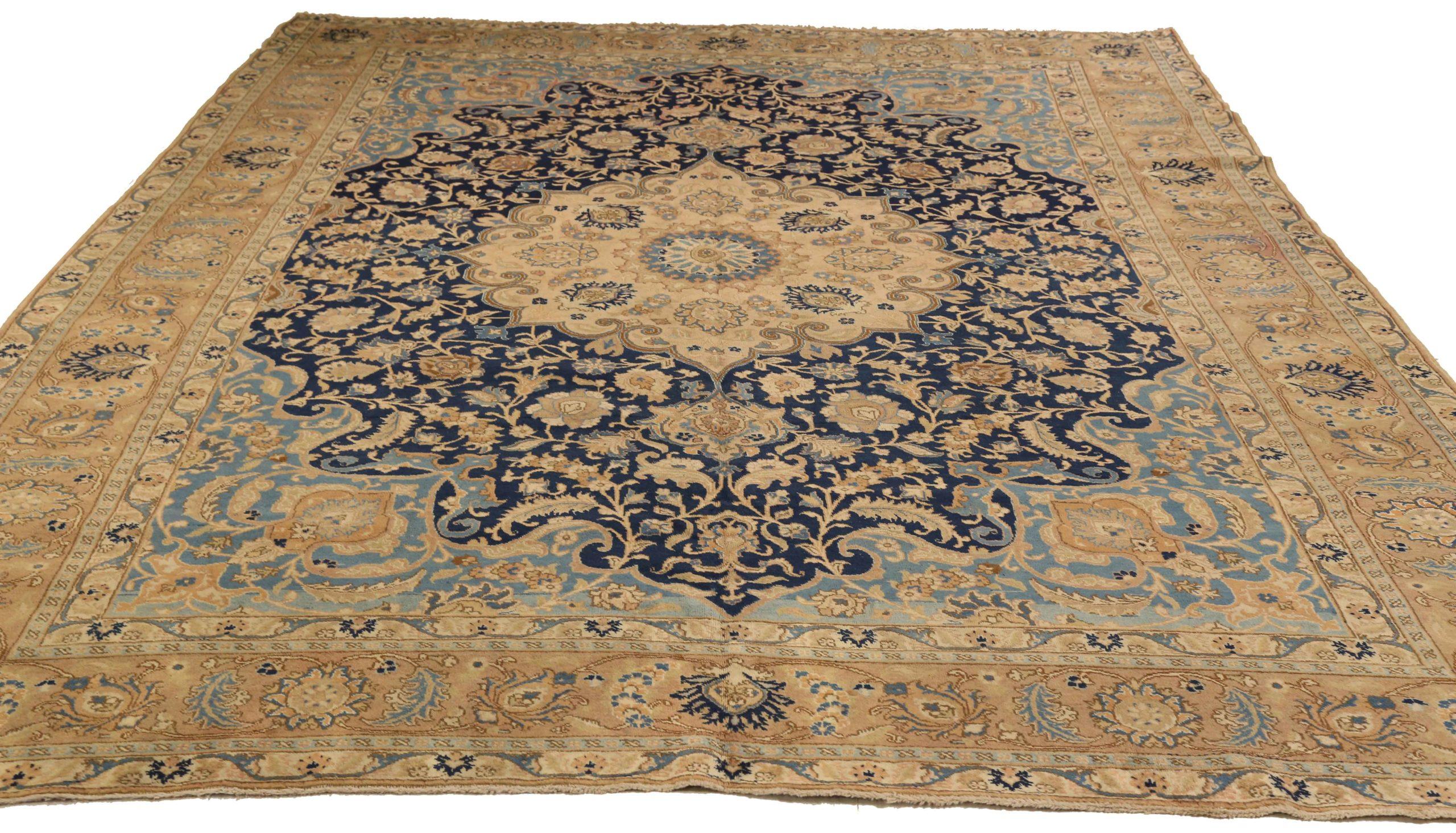 Scopri l'eleganza del Tabriz persiano con i tappeti d'area CIRCA del 1910. Progettato con lana e blu-avorio-blu navy, questo design esclusivo è perfetto per valorizzare il tuo spazio.