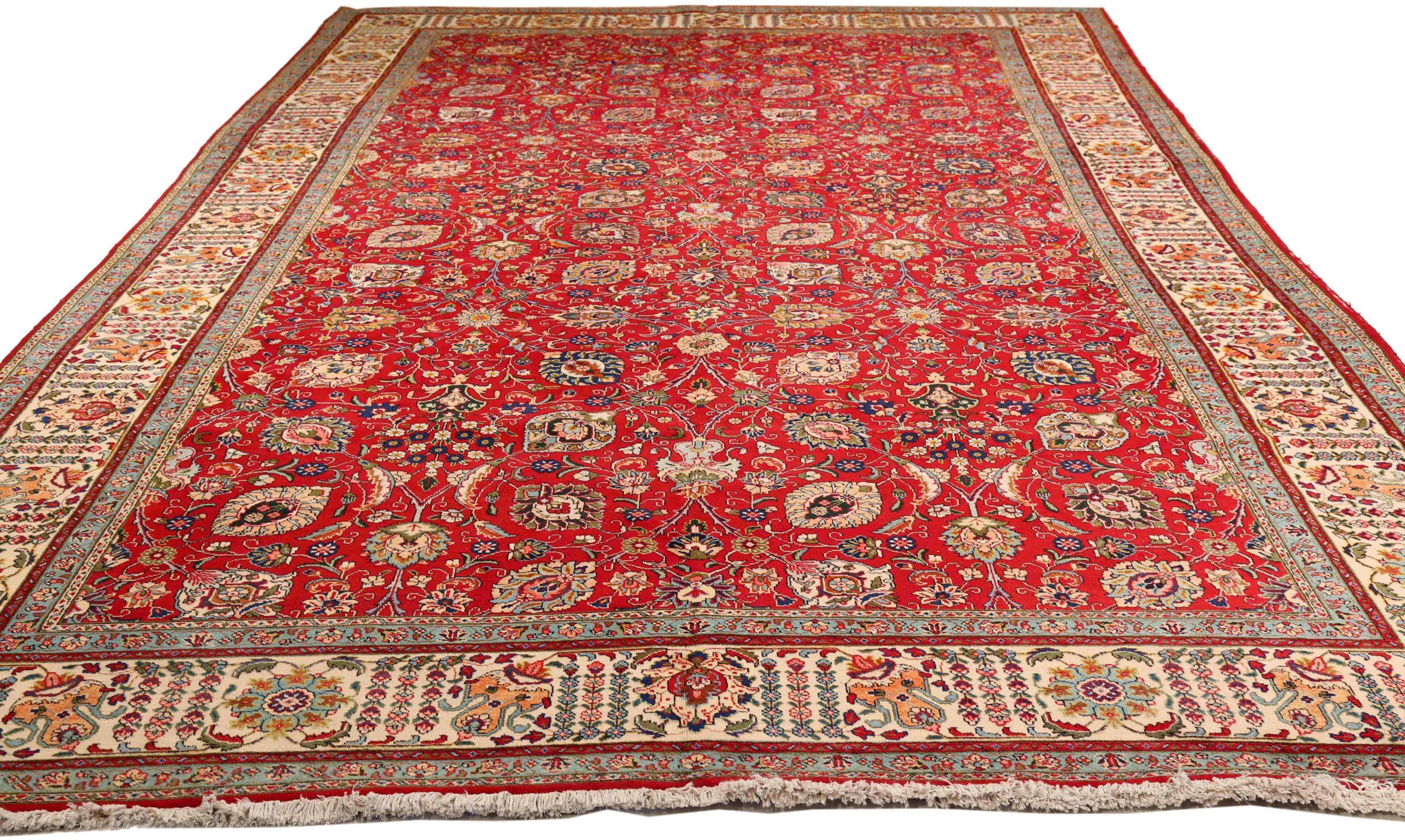 Entdecken Sie die Eleganz des persischen Täbris mit Teppichen um 1910. Dieses exklusive Design aus Wolle und Blau-Elfenbein-Rot ist perfekt, um Ihren Raum zu verschönern.