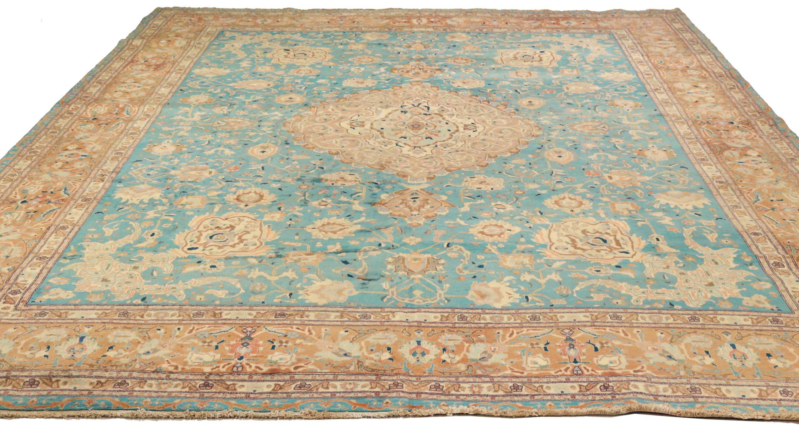Scopri l'eleganza del Tabriz persiano con i tappeti d'area CIRCA del 1910. Progettato con lana e blu-avorio-rosso, questo design esclusivo è perfetto per valorizzare il tuo spazio.
