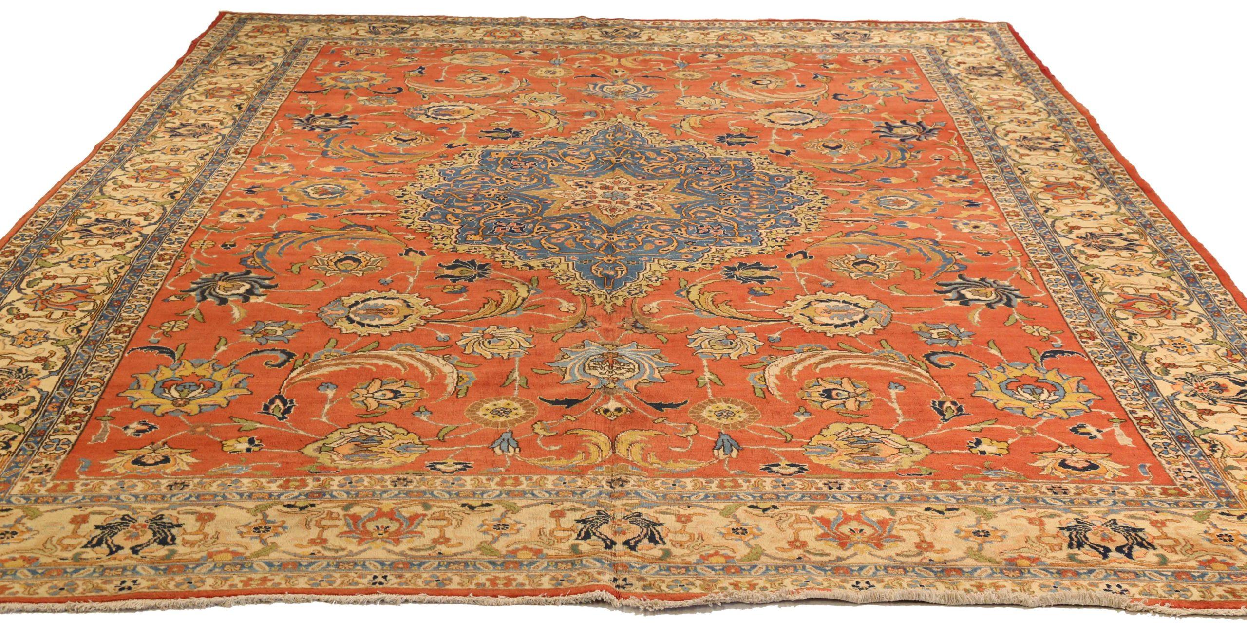 Scopri l'eleganza del Tabriz persiano con i tappeti d'area CIRCA del 1910. Progettato con lana e blu-avorio-rosso, questo design esclusivo è perfetto per valorizzare il tuo spazio.