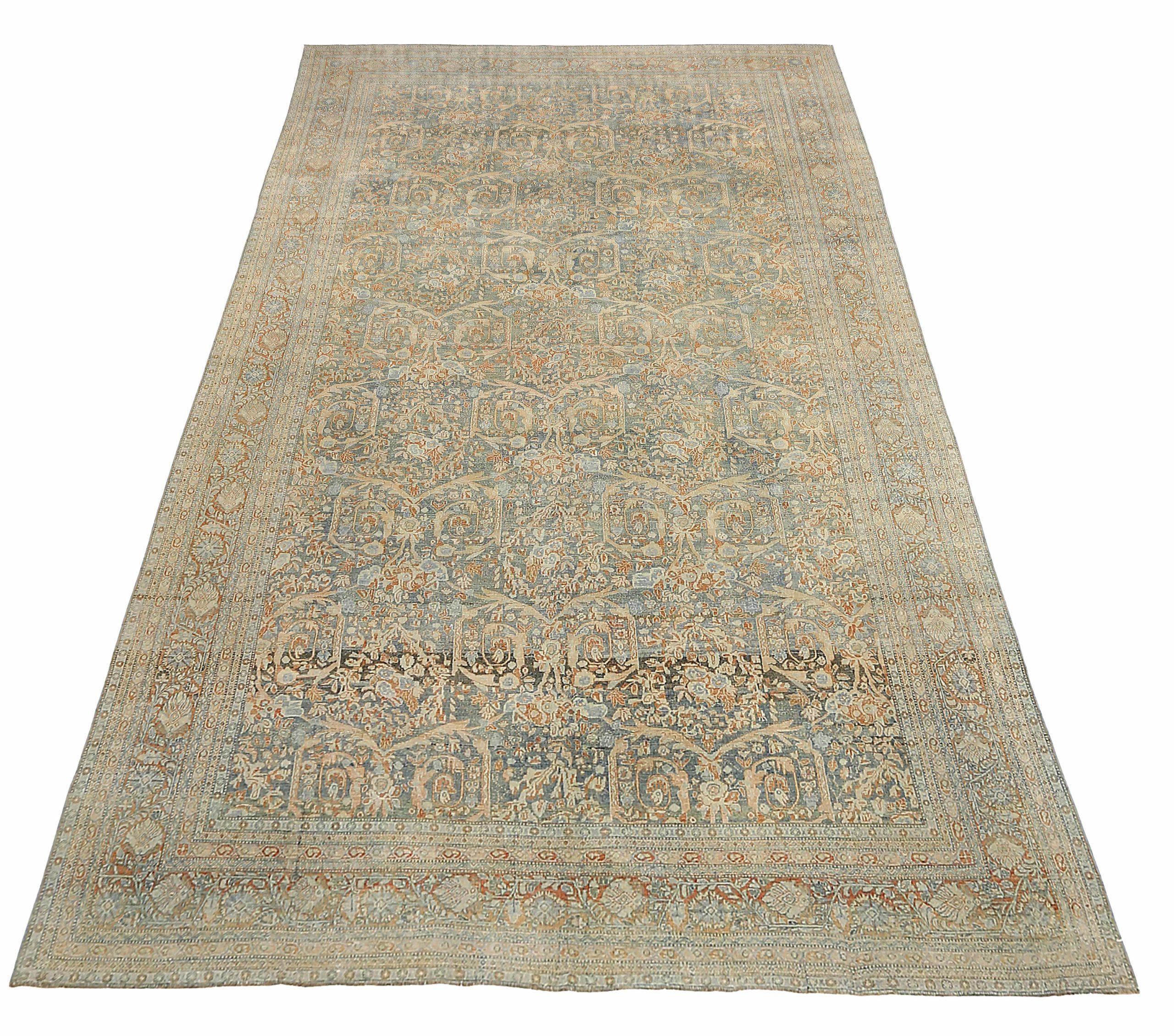 Scopri l'eleganza del Tabriz persiano con i tappeti d'area CIRCA del 1910. Progettato con lana e blu-avorio-rosso, questo design esclusivo è perfetto per valorizzare il tuo spazio.