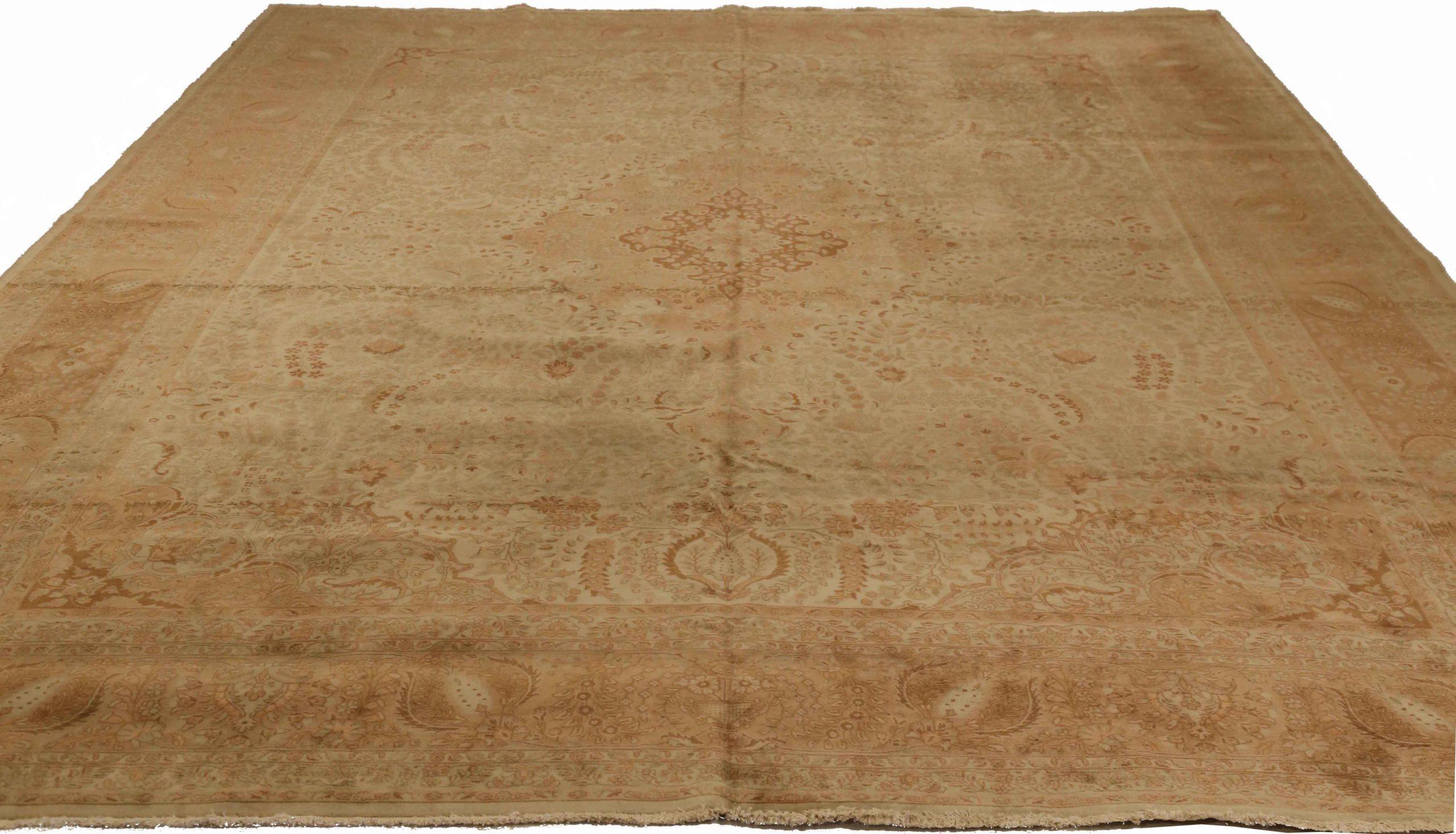 Scopri l'eleganza del Tabriz persiano con i tappeti d'area CIRCA del 1910. Progettato in lana e marrone-avorio, questo design esclusivo è perfetto per valorizzare il tuo spazio.