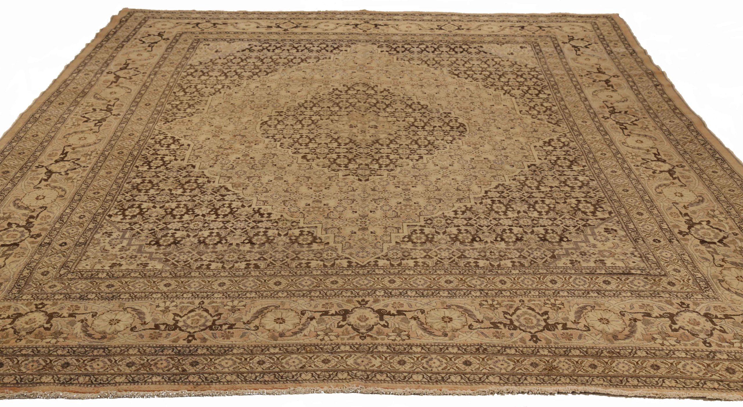 Scopri l'eleganza del Tabriz persiano con i tappeti d'area CIRCA del 1910. Progettato in lana e marrone-avorio, questo design esclusivo è perfetto per valorizzare il tuo spazio.