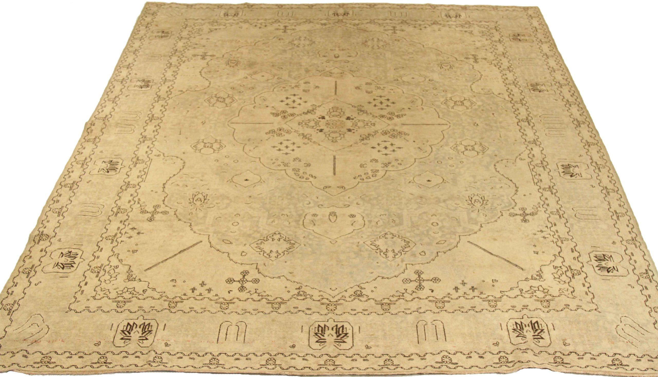 Scopri l'eleganza del Tabriz persiano con i tappeti d'area CIRCA del 1910. Progettato in lana e marrone-avorio, questo design esclusivo è perfetto per valorizzare il tuo spazio.