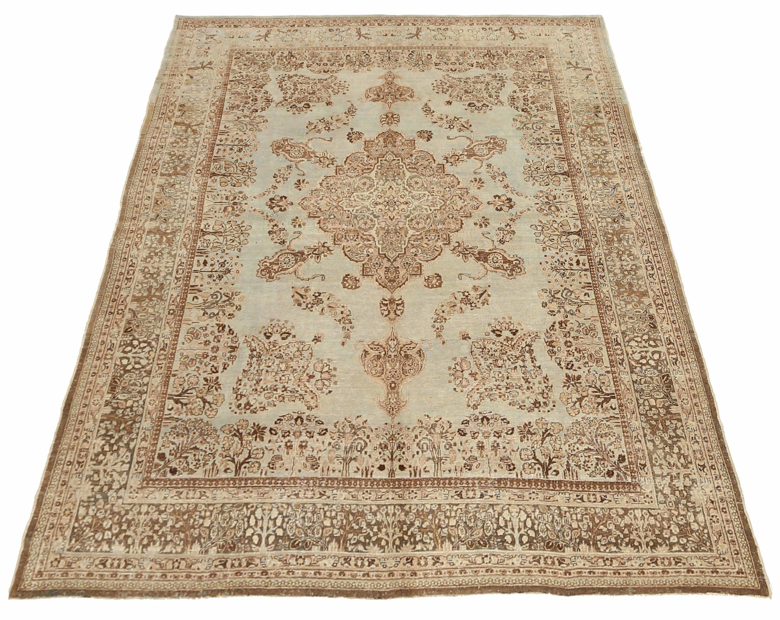 Scopri l'eleganza del Tabriz persiano con i tappeti d'area CIRCA del 1910. Progettato in lana e marrone-avorio, questo design esclusivo è perfetto per valorizzare il tuo spazio.