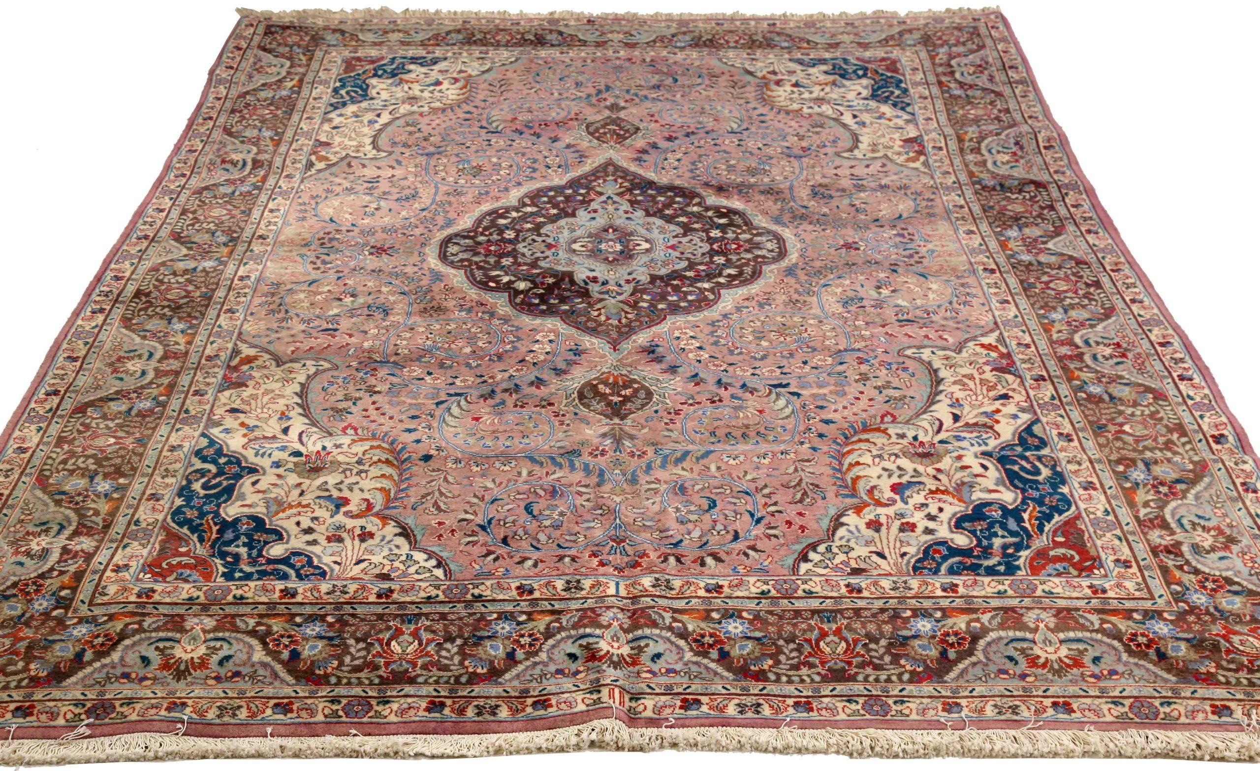 Entdecken Sie die Eleganz des persischen Täbris mit Teppichen um 1910. Dieses exklusive Design aus Wolle und Braun-Elfenbein-Rosa ist perfekt, um Ihren Raum zu verschönern.