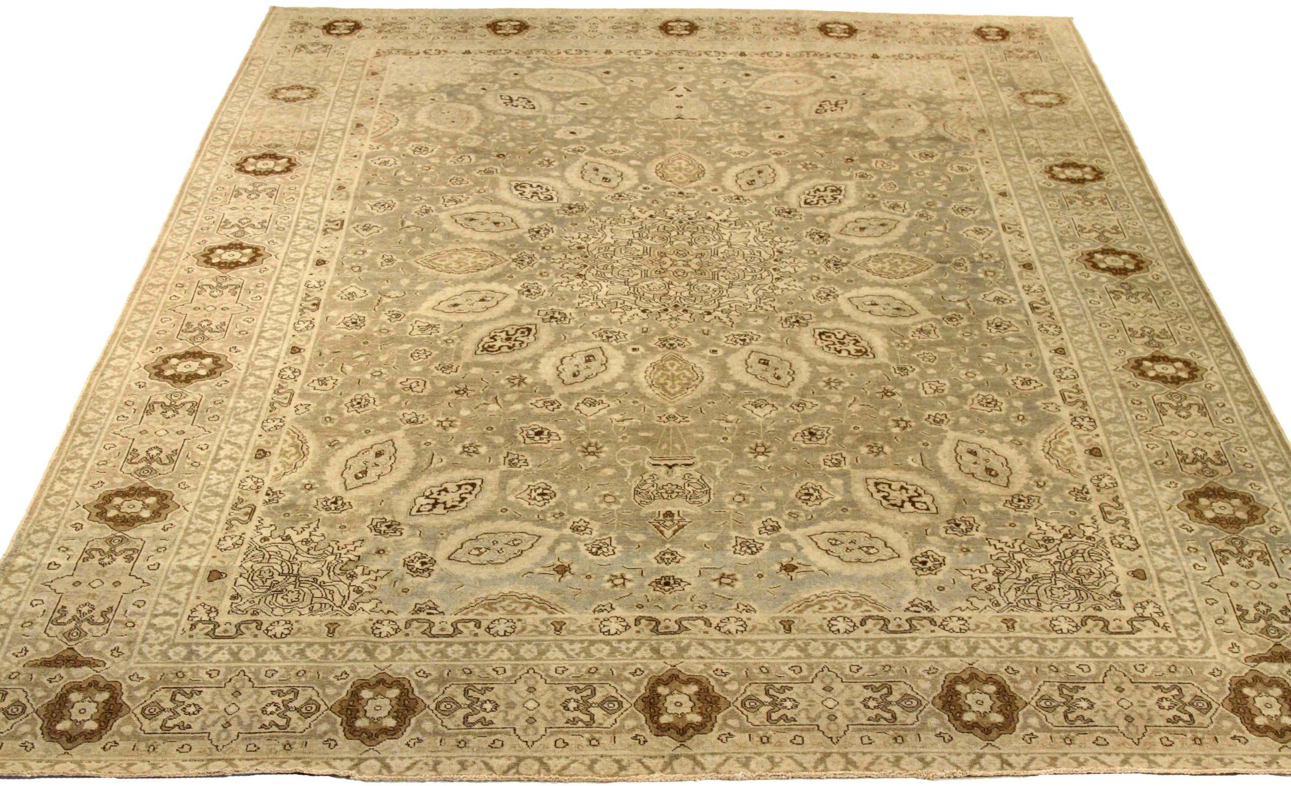 Scopri l'eleganza del Tabriz persiano con i tappeti d'area CIRCA del 1910. Progettato con lana e marrone-avorio-tortora, questo design esclusivo è perfetto per valorizzare il tuo spazio.
