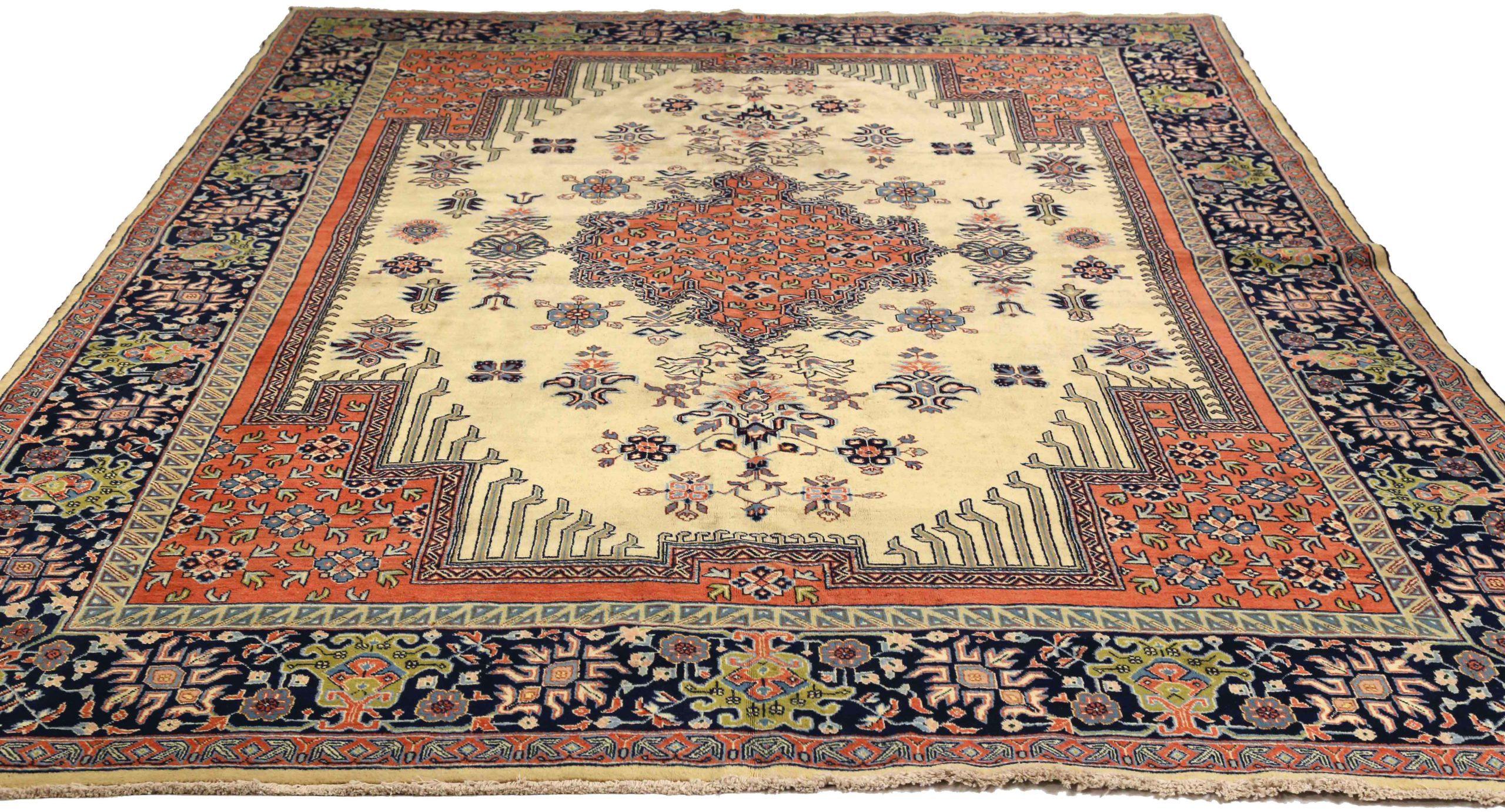 Scopri l'eleganza del Tabriz persiano con i tappeti d'area CIRCA del 1910. Progettato con lana e verde-avorio-rosso, questo design esclusivo è perfetto per valorizzare il tuo spazio.