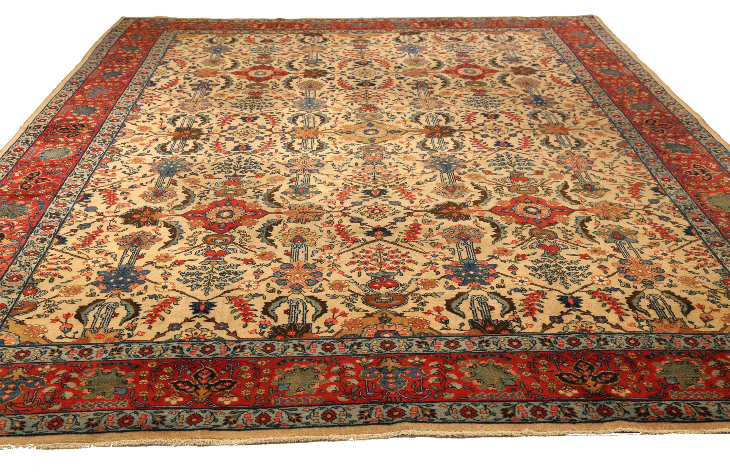 Entdecken Sie die Eleganz des persischen Täbris mit Teppichen um 1910. Dieses exklusive Design aus Wolle und Elfenbein ist perfekt, um Ihren Raum zu verschönern.