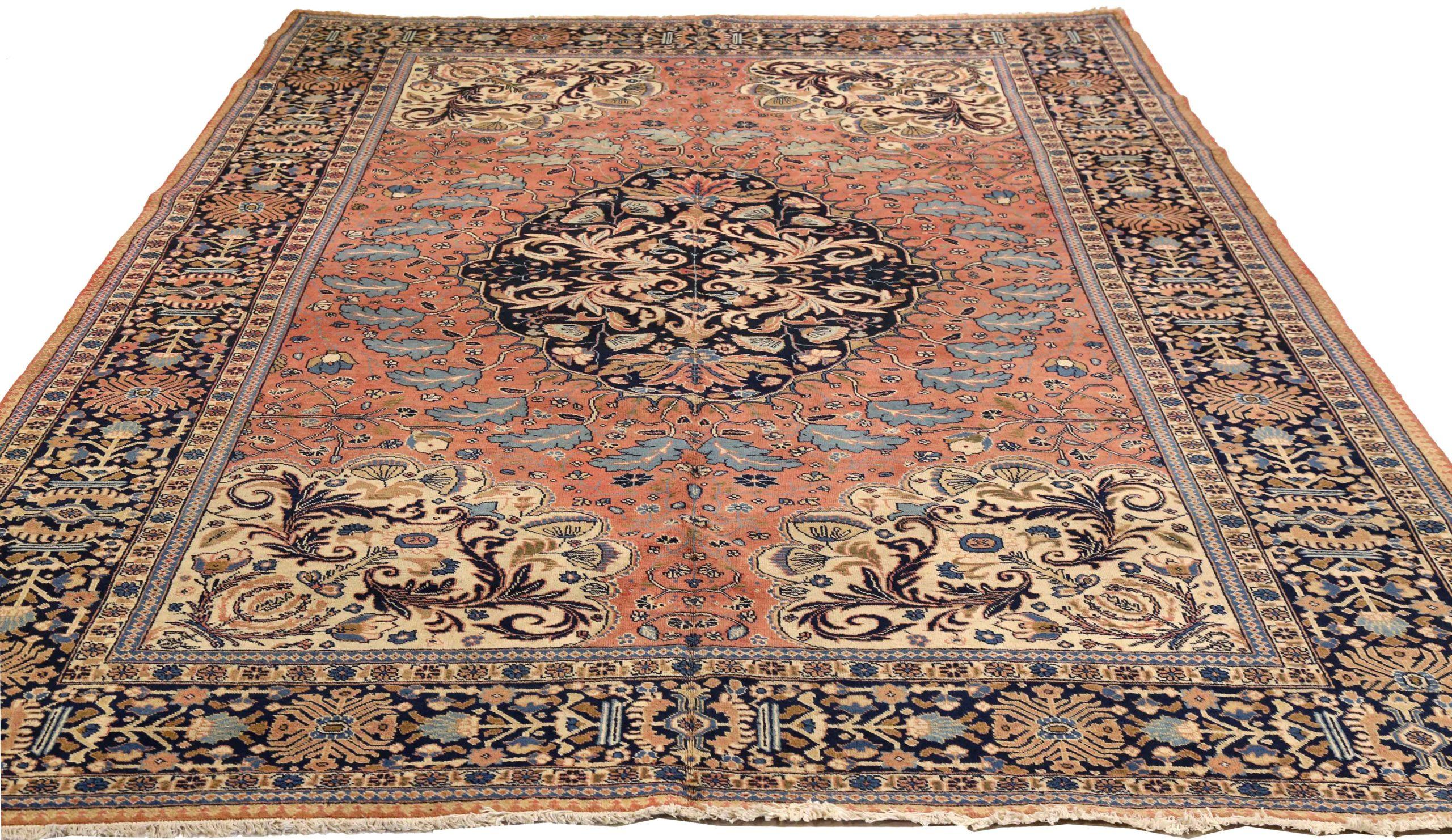 Scopri l'eleganza del Tabriz persiano con i tappeti d'area CIRCA del 1910. Progettato con lana e avorio e blu-rosa, questo design esclusivo è perfetto per valorizzare il tuo spazio.
