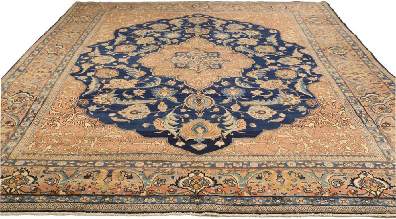Entdecken Sie die Eleganz des persischen Täbris mit Teppichen um 1910. Dieses exklusive Design aus Wolle und ElfenbeinMarineblauRosa ist perfekt, um Ihren Raum zu verschönern.
