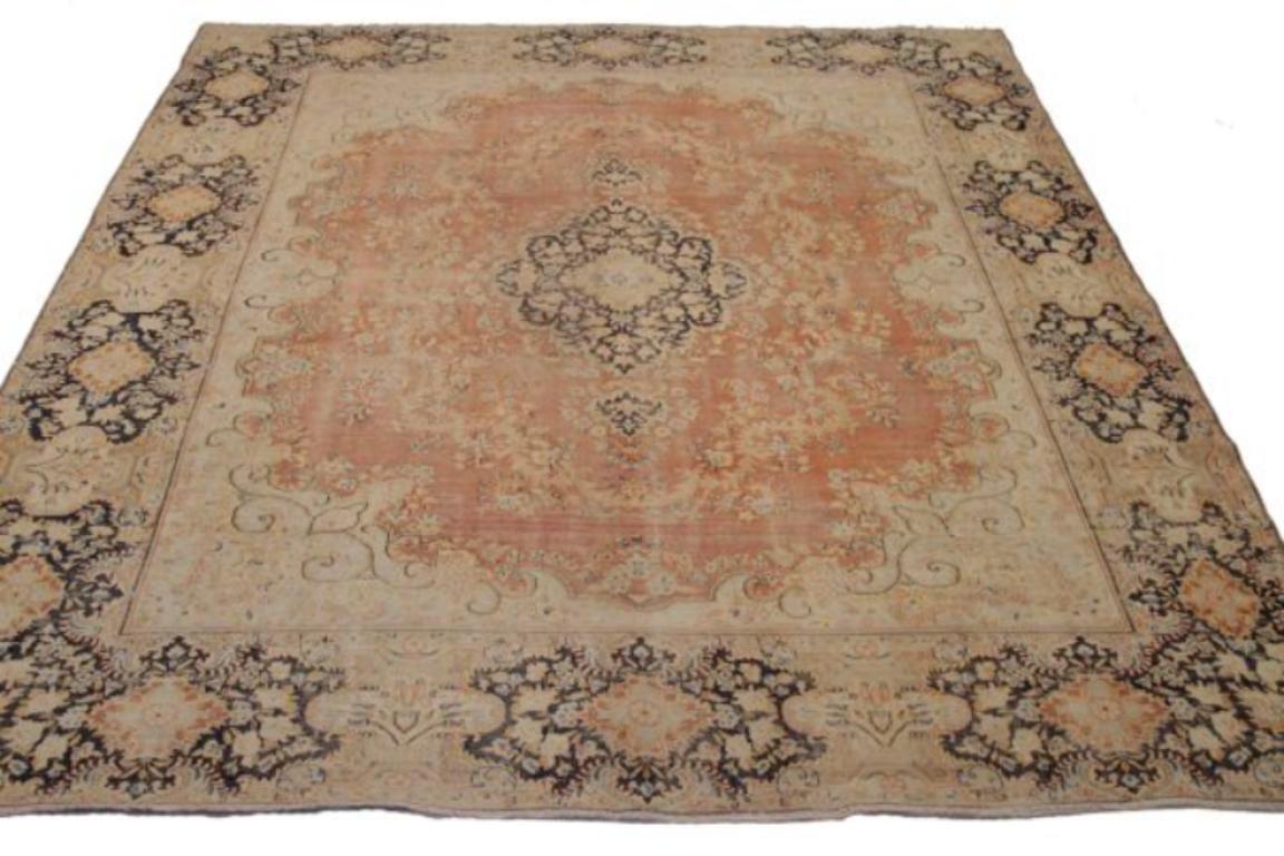 Scopri l'eleganza del Tabriz persiano con i tappeti d'area CIRCA del 1910. Progettato con lana e avorio e blu-rosa, questo design esclusivo è perfetto per valorizzare il tuo spazio.
