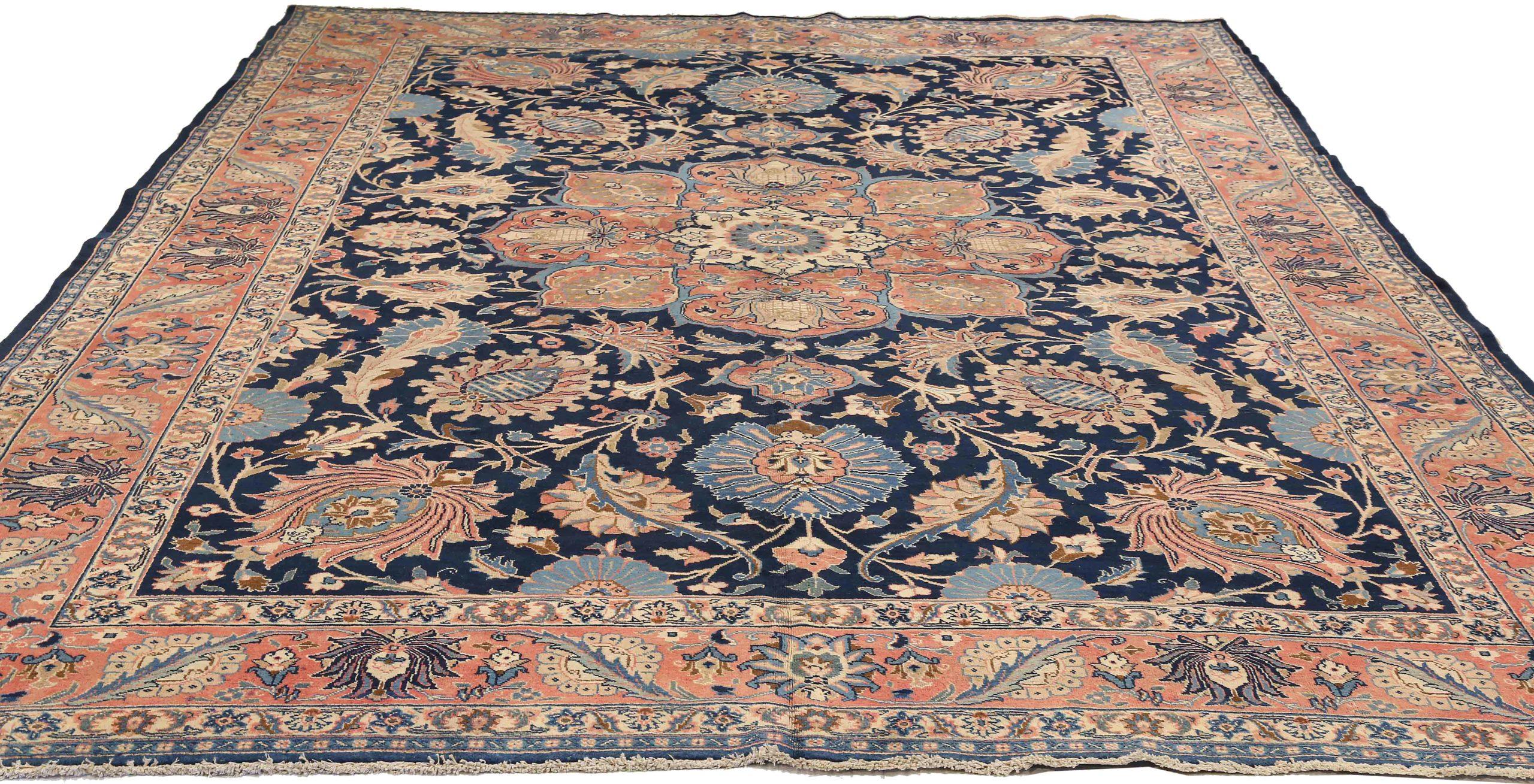 Scopri l'eleganza del Tabriz persiano con i tappeti d'area CIRCA del 1910. Progettato con lana e avorio e blu-rosso, questo design esclusivo è perfetto per valorizzare il tuo spazio.