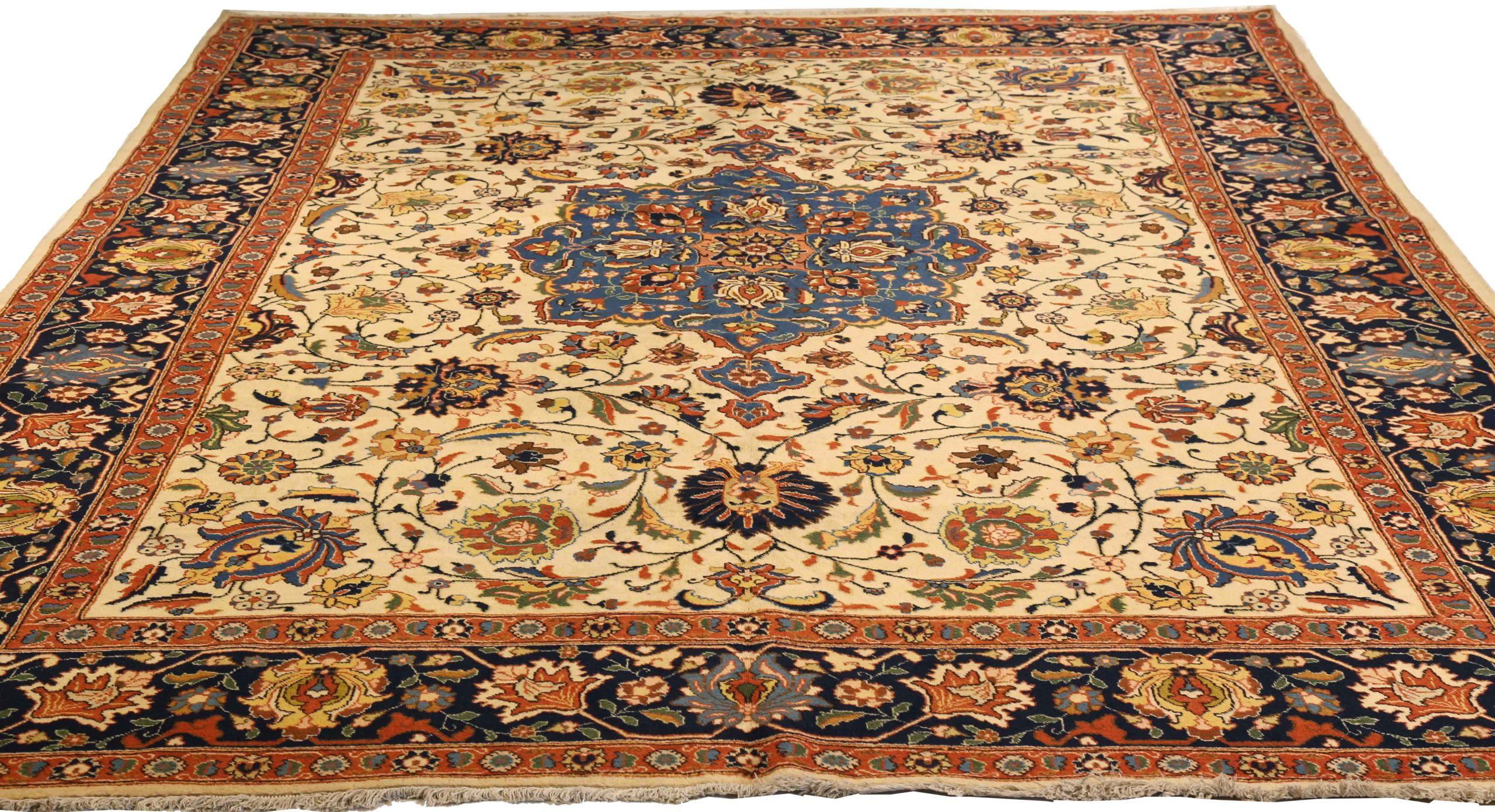 Découvrez l'élégance des tapis persans Tabriz de Circa 1910. Conçu avec de la laine et de l'ivoireBleu marineJaune rouge, ce design exclusif est parfait pour mettre en valeur votre espace.