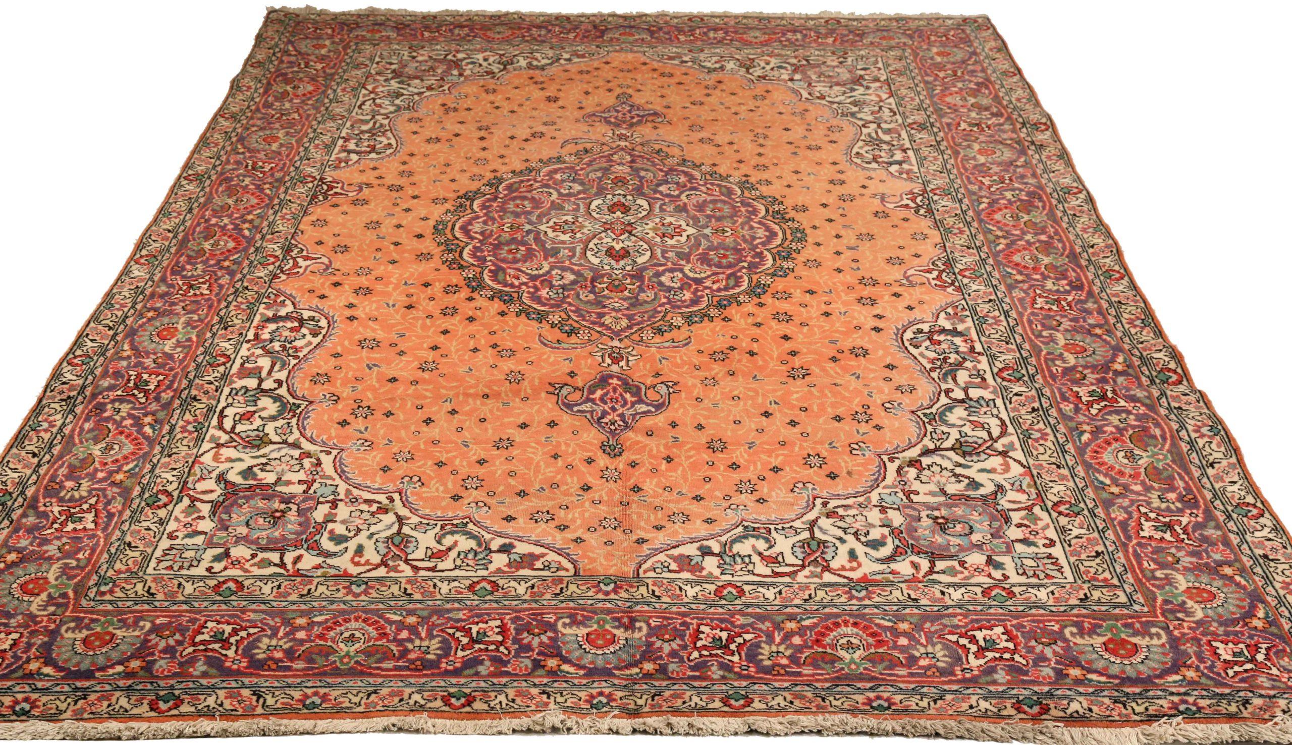 Scopri l'eleganza del Tabriz persiano con i tappeti d'area CIRCA del 1910. Progettato con lana e avorio-rosa, questo design esclusivo è perfetto per valorizzare il tuo spazio.