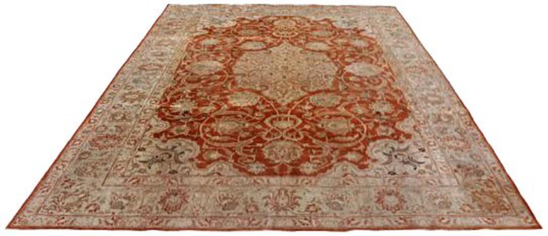 Entdecken Sie die Eleganz des persischen Täbris mit Teppichen um 1910. Dieses exklusive Design aus Wolle und Elfenbeinrot ist perfekt, um Ihren Raum zu verschönern.