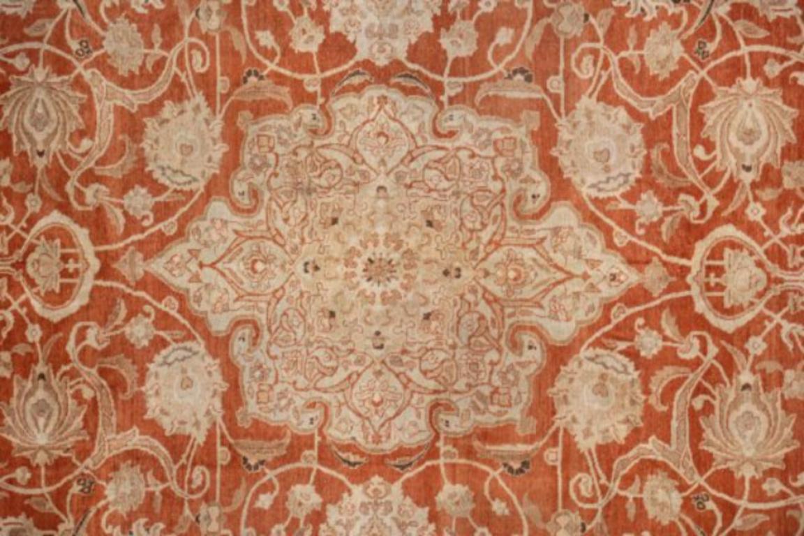 Persische Täbris-Teppiche um 1910 - Wolle Elfenbeinrot Design - 91505 im Zustand „Hervorragend“ im Angebot in Dallas, TX