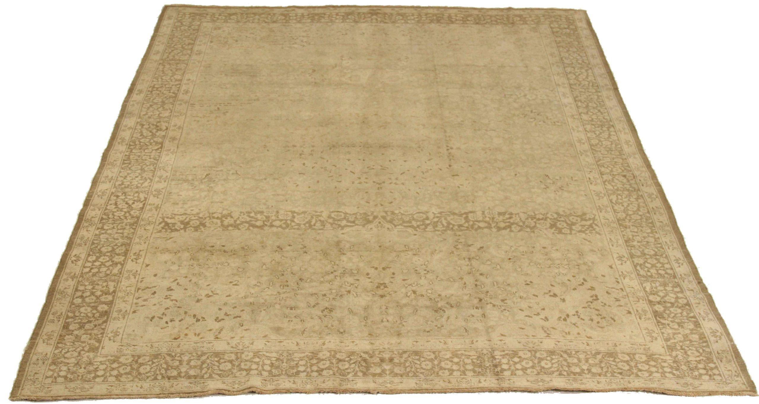 Scopri l'eleganza del Tabriz persiano con i tappeti d'area CIRCA del 1910. Progettato con lana e IvoryTaupe, questo design esclusivo è perfetto per valorizzare il tuo spazio.