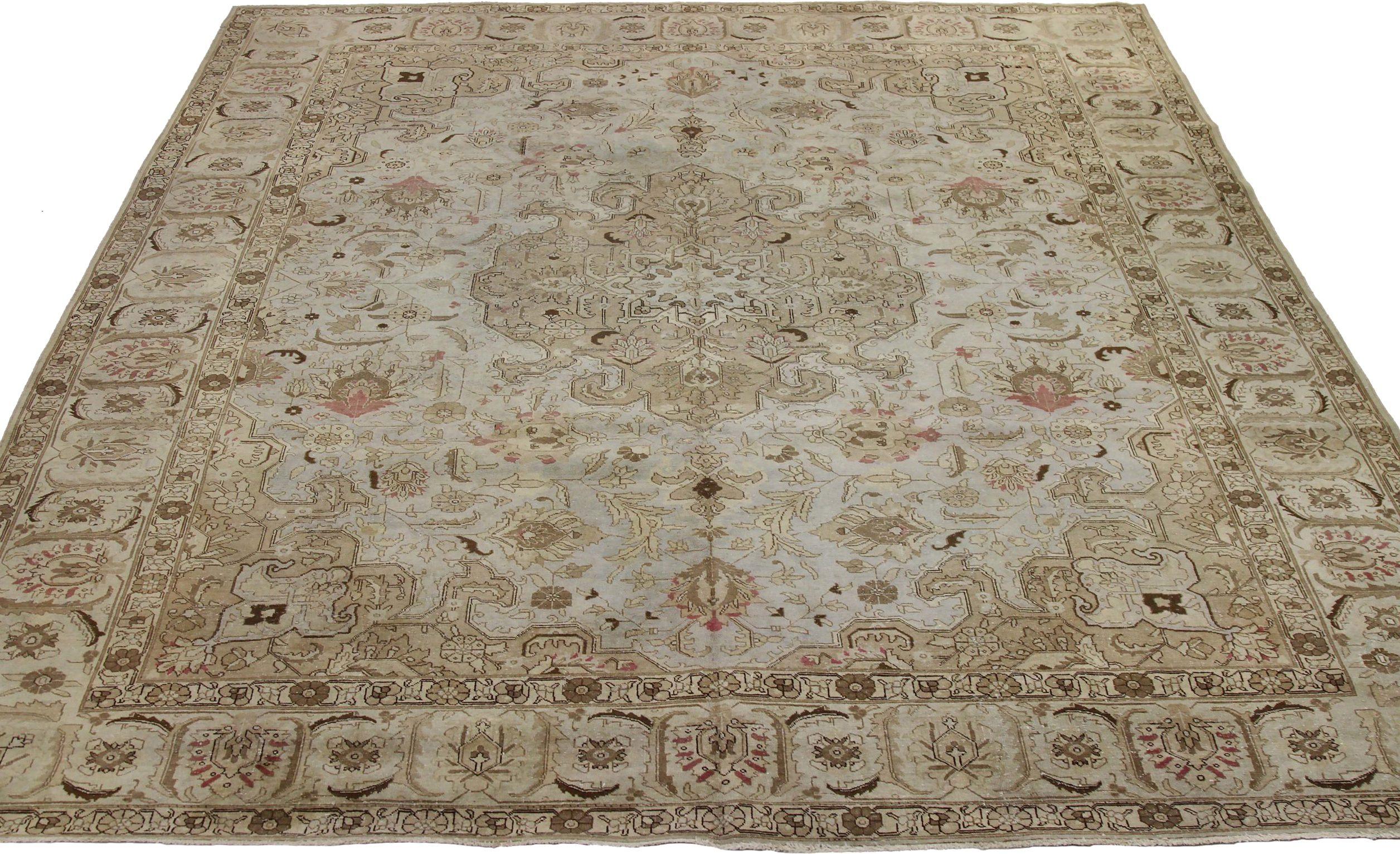 Scopri l'eleganza del Tabriz persiano con i tappeti d'area CIRCA del 1910. Progettato con lana e IvoryTaupe, questo design esclusivo è perfetto per valorizzare il tuo spazio.