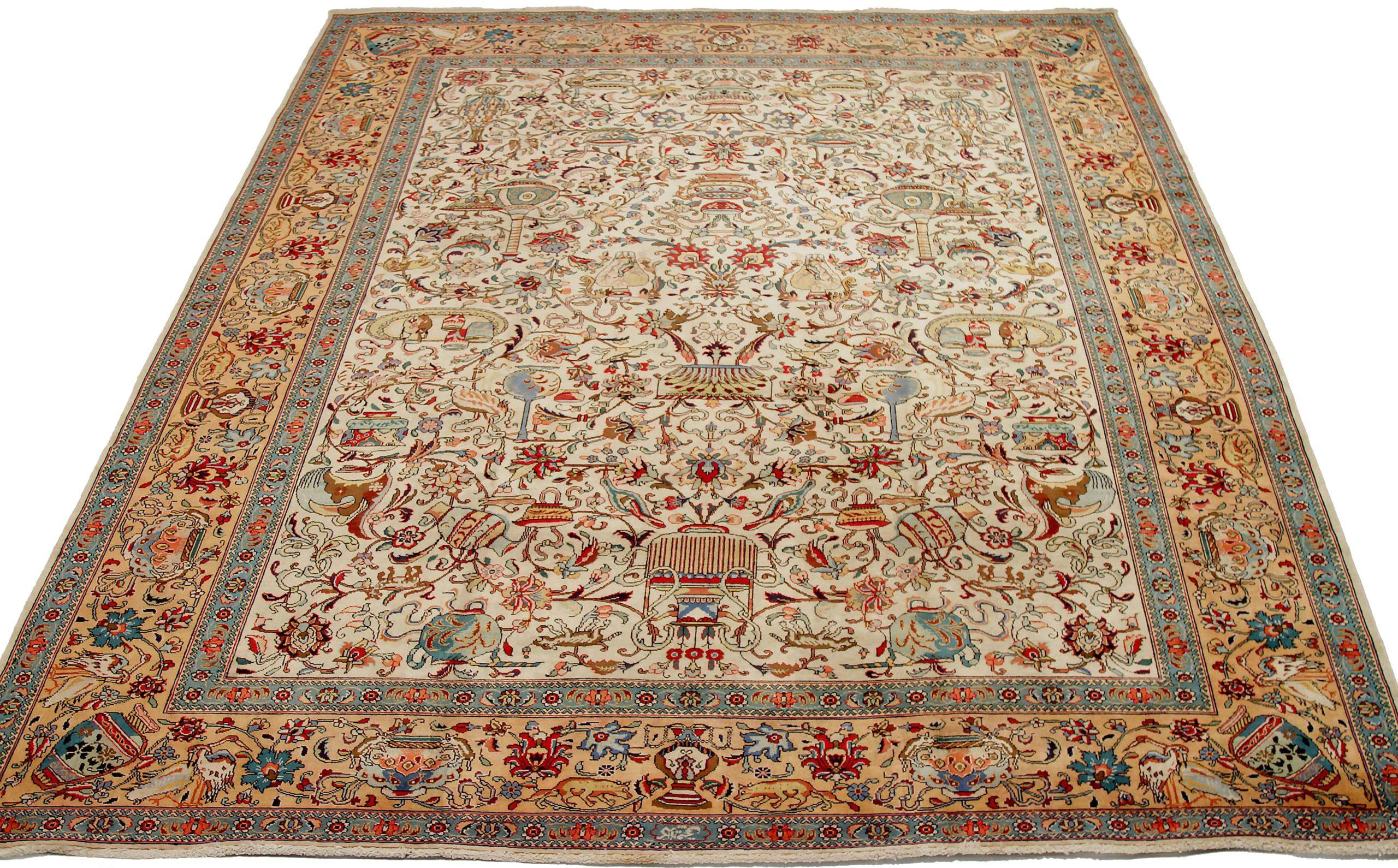 Entdecken Sie die Eleganz des persischen Täbris mit Teppichen um 1910. Dieses exklusive Design aus Wolle und Elfenbeingelb ist perfekt, um Ihren Raum zu verschönern.