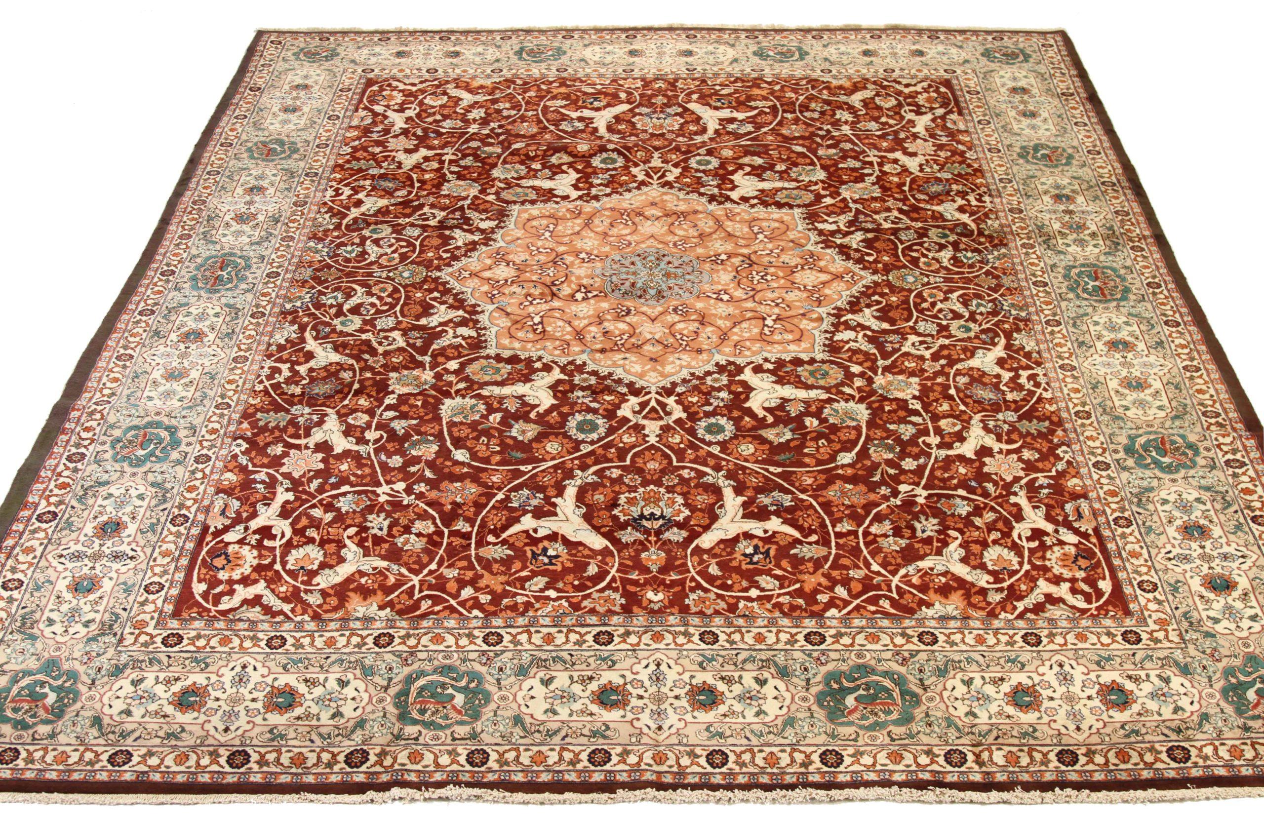 Scopri l'eleganza del Tabriz persiano con i tappeti d'area CIRCA del 1910. Progettato con lana e IvoryOrangeRed, questo design esclusivo è perfetto per valorizzare il tuo spazio.