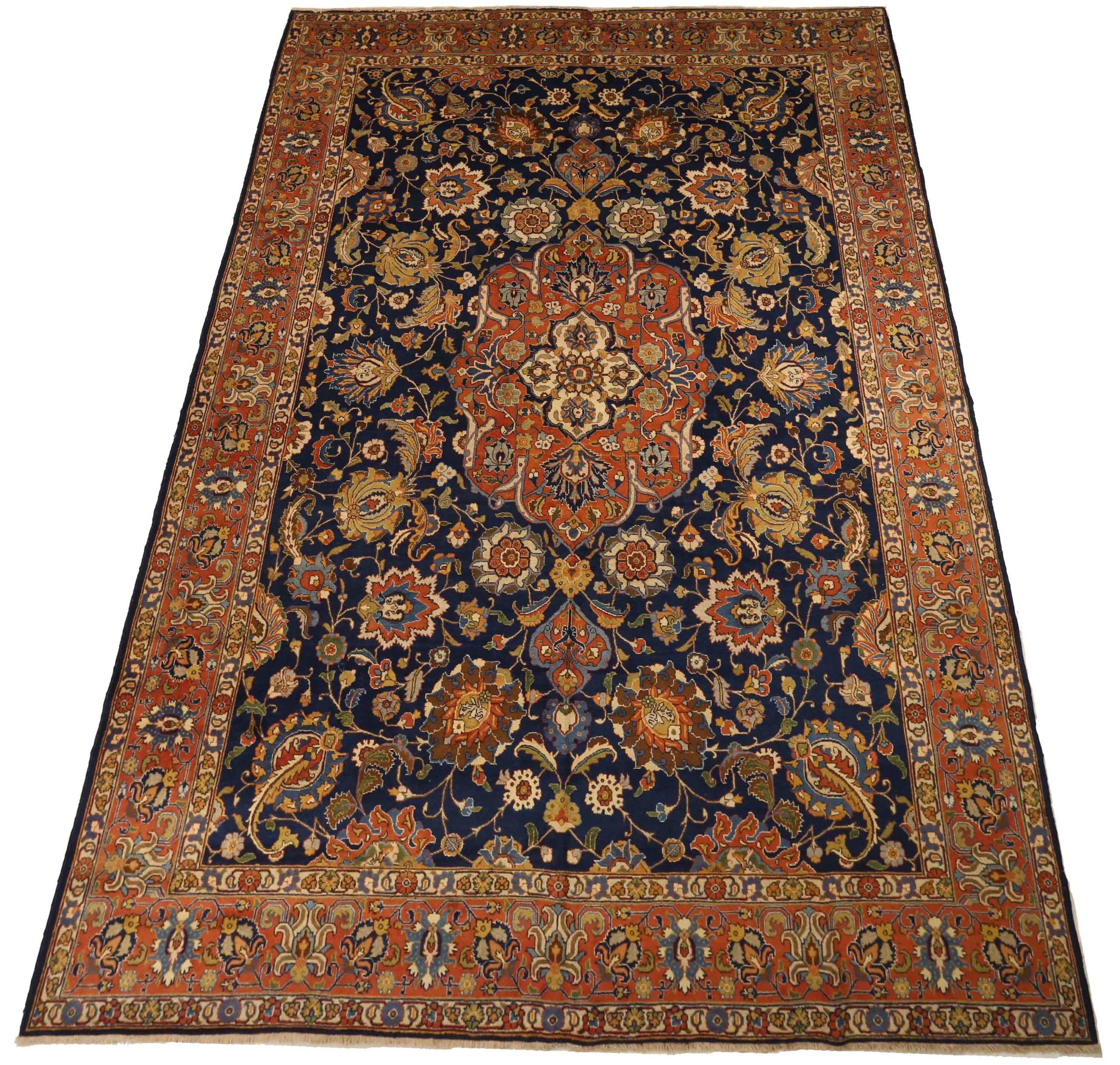 Découvrez l'élégance des tapis persans Tabriz de Circa 1910. Conçu avec de la laine et du bleu marine-rouge-jaune, ce design exclusif est parfait pour mettre en valeur votre espace.