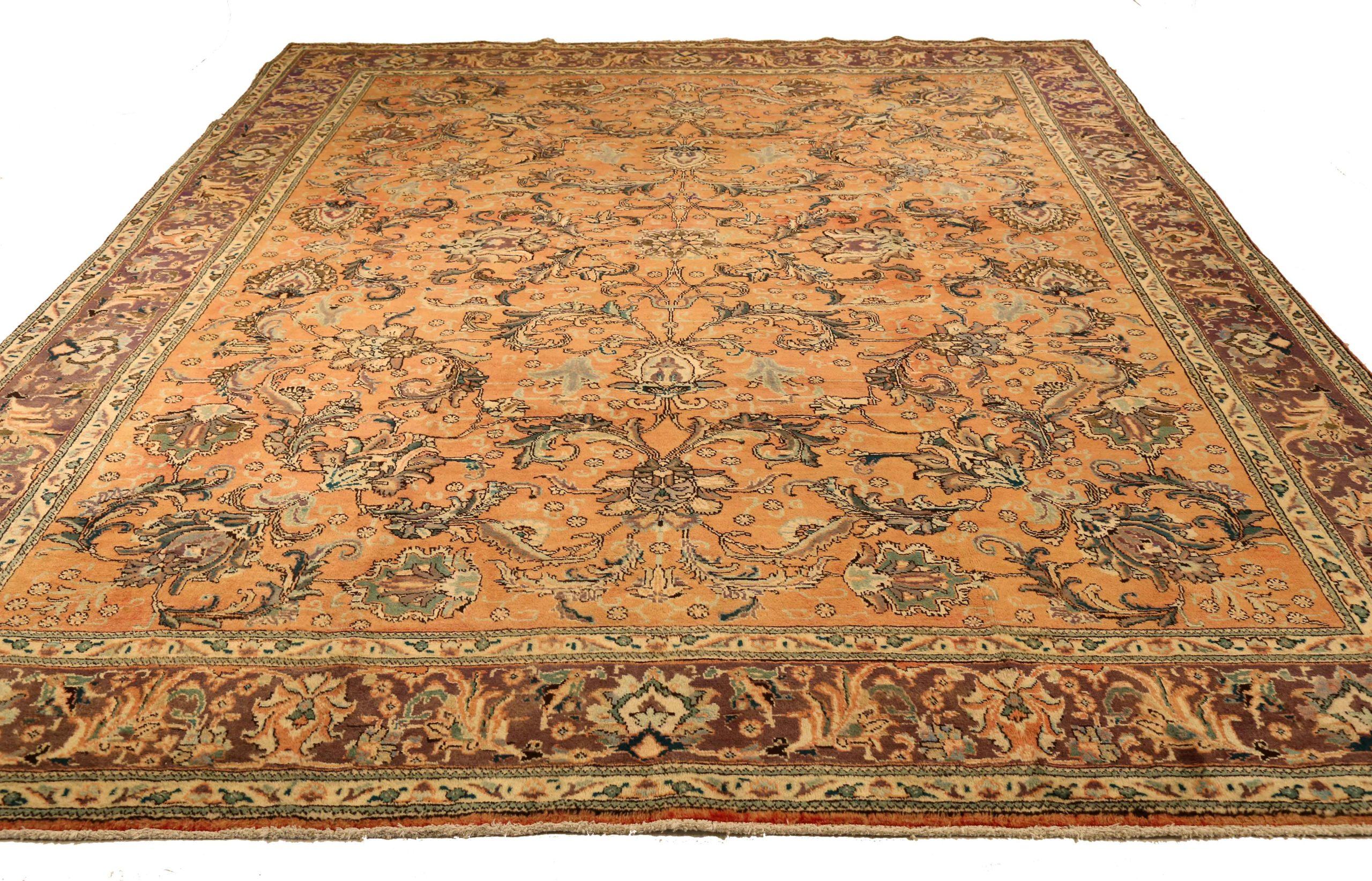 Scopri l'eleganza del Tabriz persiano con i tappeti d'area CIRCA del 1910. Progettato con lana e rosa arancio, questo design esclusivo è perfetto per valorizzare il tuo spazio.