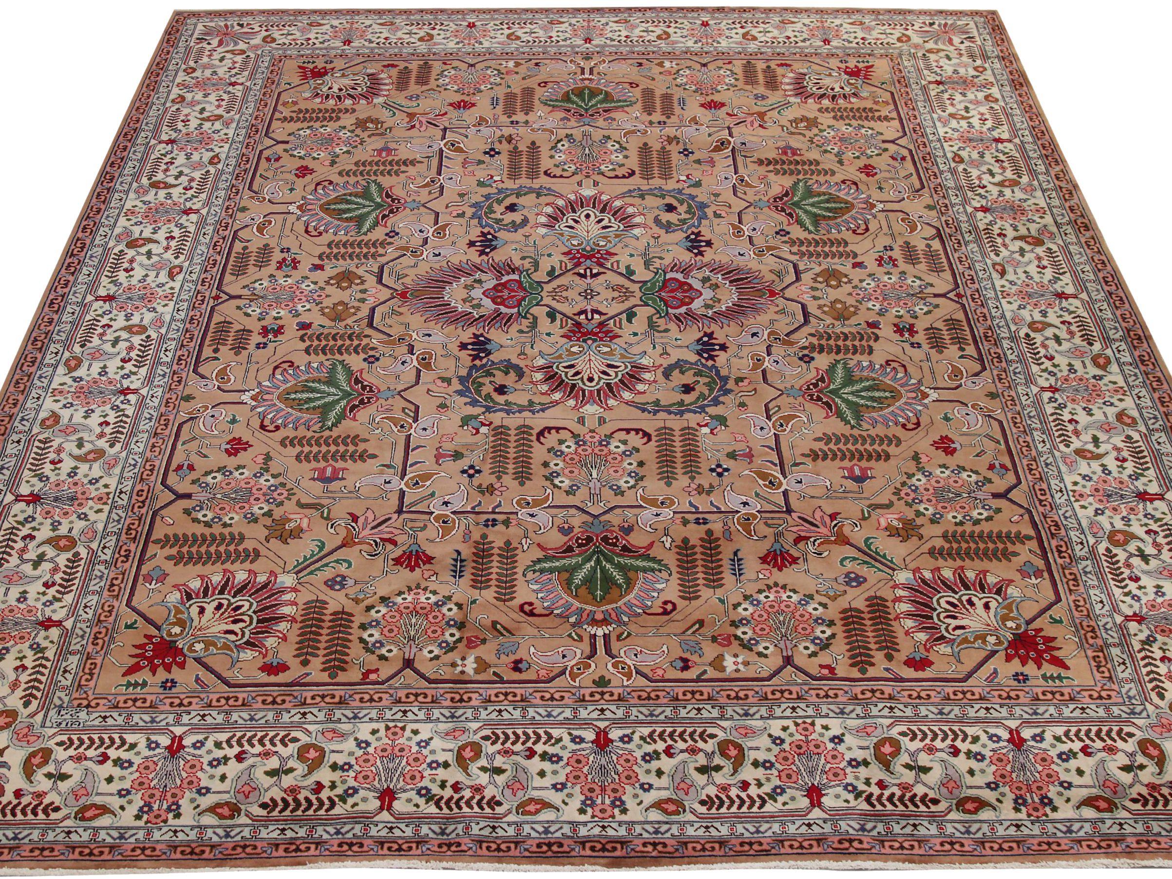 Scopri l'eleganza del Tabriz persiano con i tappeti d'area CIRCA del 1940. Progettato con lana, seta e rosa avorio, questo design esclusivo è perfetto per valorizzare il tuo spazio.