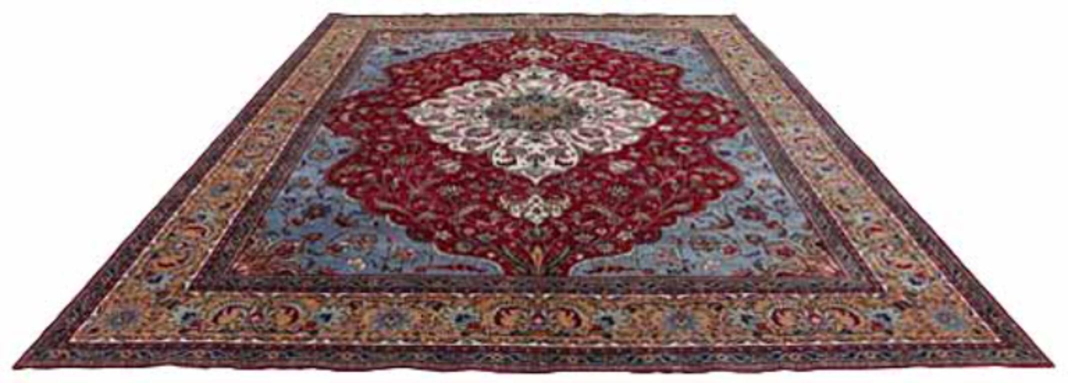 Découvrez l'élégance des tapis persans Tabriz de Circa 1940. Conçu avec de la laine et du BlueIvoryRed, ce design exclusif est parfait pour mettre en valeur votre espace.
