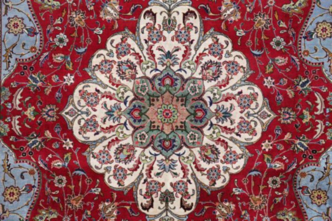 Asiatique Tapis persans de Tabriz datant d'environ 1940, motif en laine bleu ivoire rouge - 91442 en vente