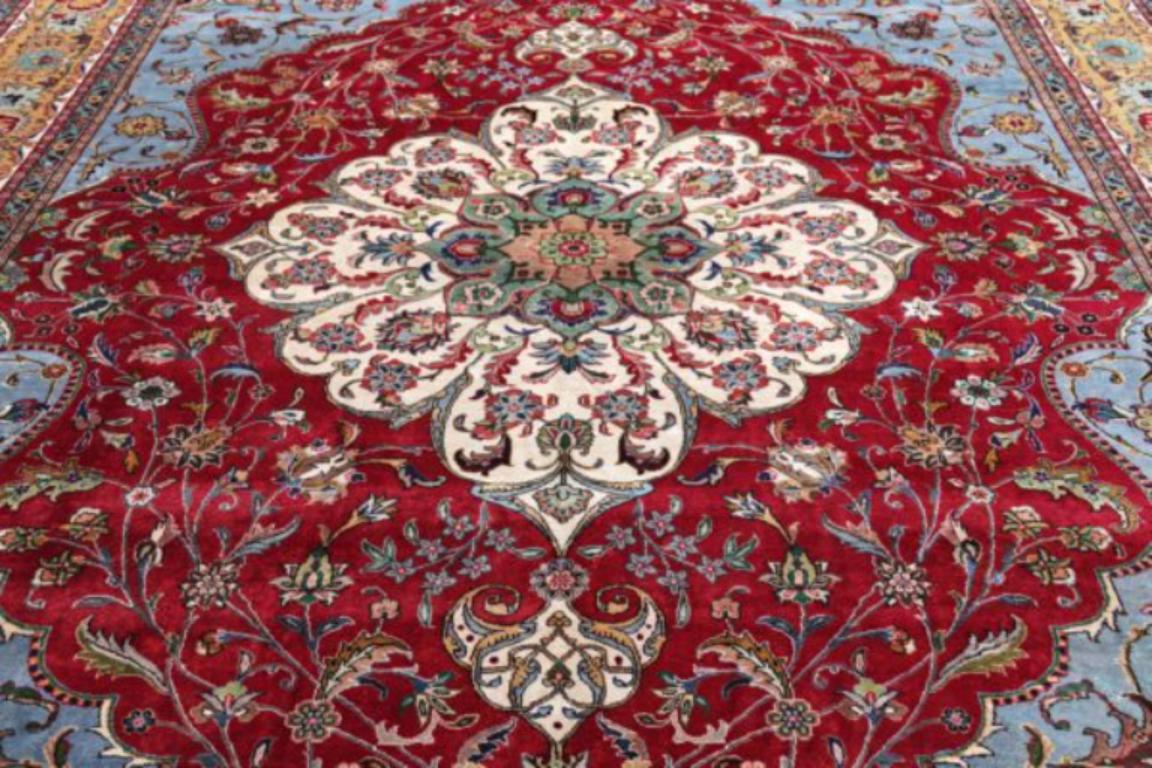 Tapis persans de Tabriz datant d'environ 1940, motif en laine bleu ivoire rouge - 91442 Excellent état - En vente à Dallas, TX
