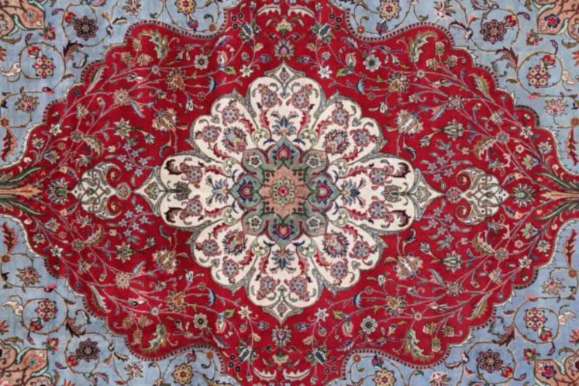 20ième siècle Tapis persans de Tabriz datant d'environ 1940, motif en laine bleu ivoire rouge - 91442 en vente