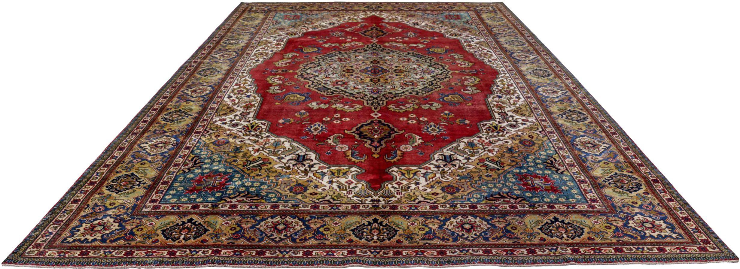 Découvrez l'élégance des tapis persans Tabriz de Circa 1940. Conçu avec de la laine et du bleuIvoireRougeJaune, ce design exclusif est parfait pour mettre en valeur votre espace.
