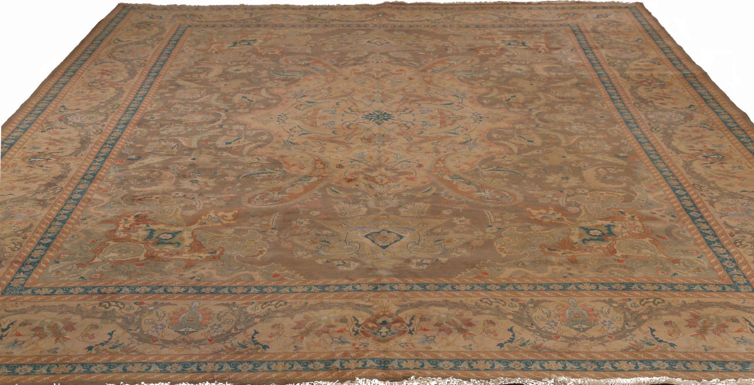 Scopri l'eleganza del Tabriz persiano con i tappeti d'area CIRCA del 1940. Progettato con lana e BlueBrownRed, questo design esclusivo è perfetto per valorizzare il tuo spazio.