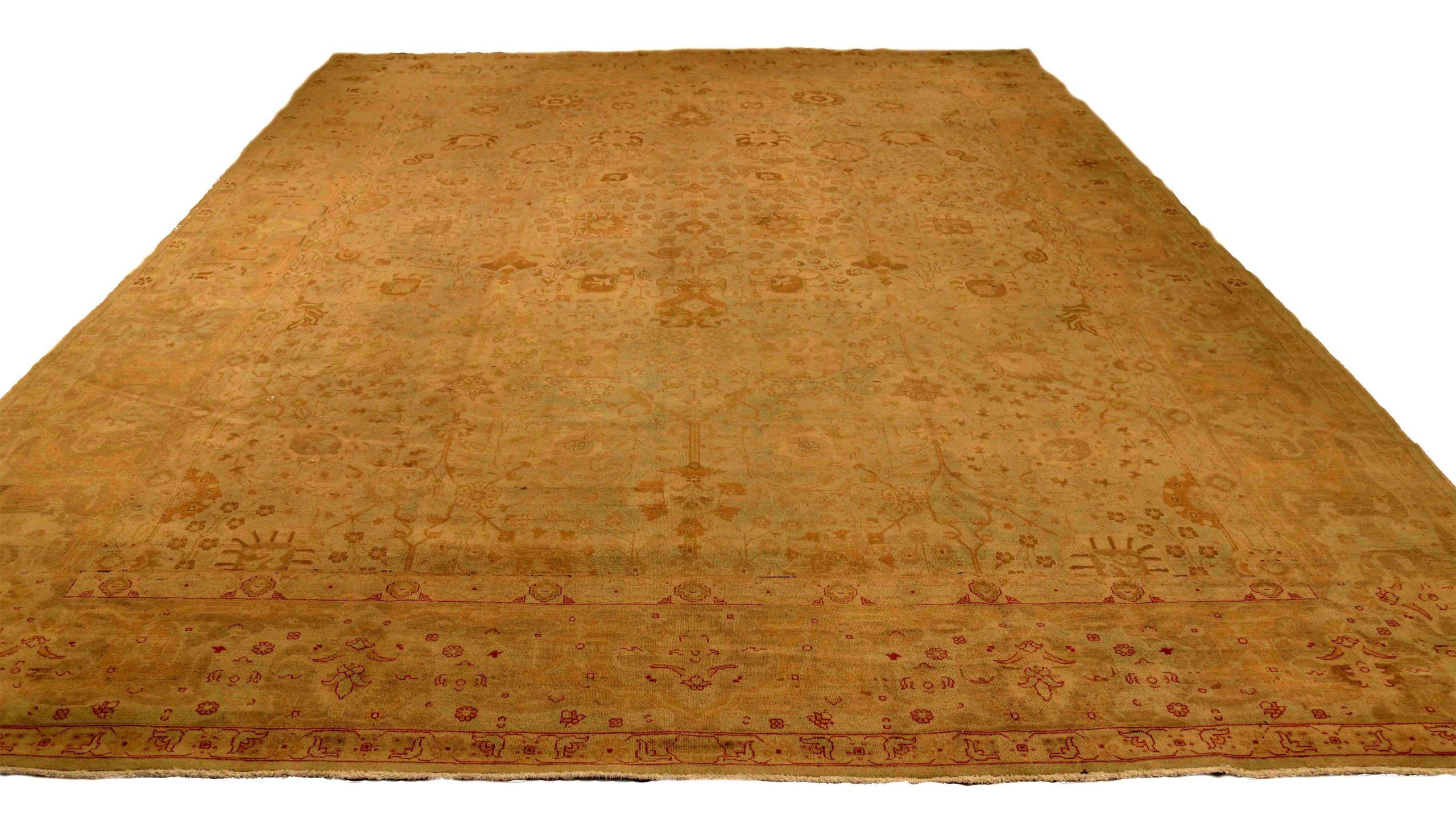 Scopri l'eleganza del Tabriz persiano con i tappeti d'area CIRCA del 1940. Progettato con lana e giallo blu, questo design esclusivo è perfetto per valorizzare il tuo spazio.