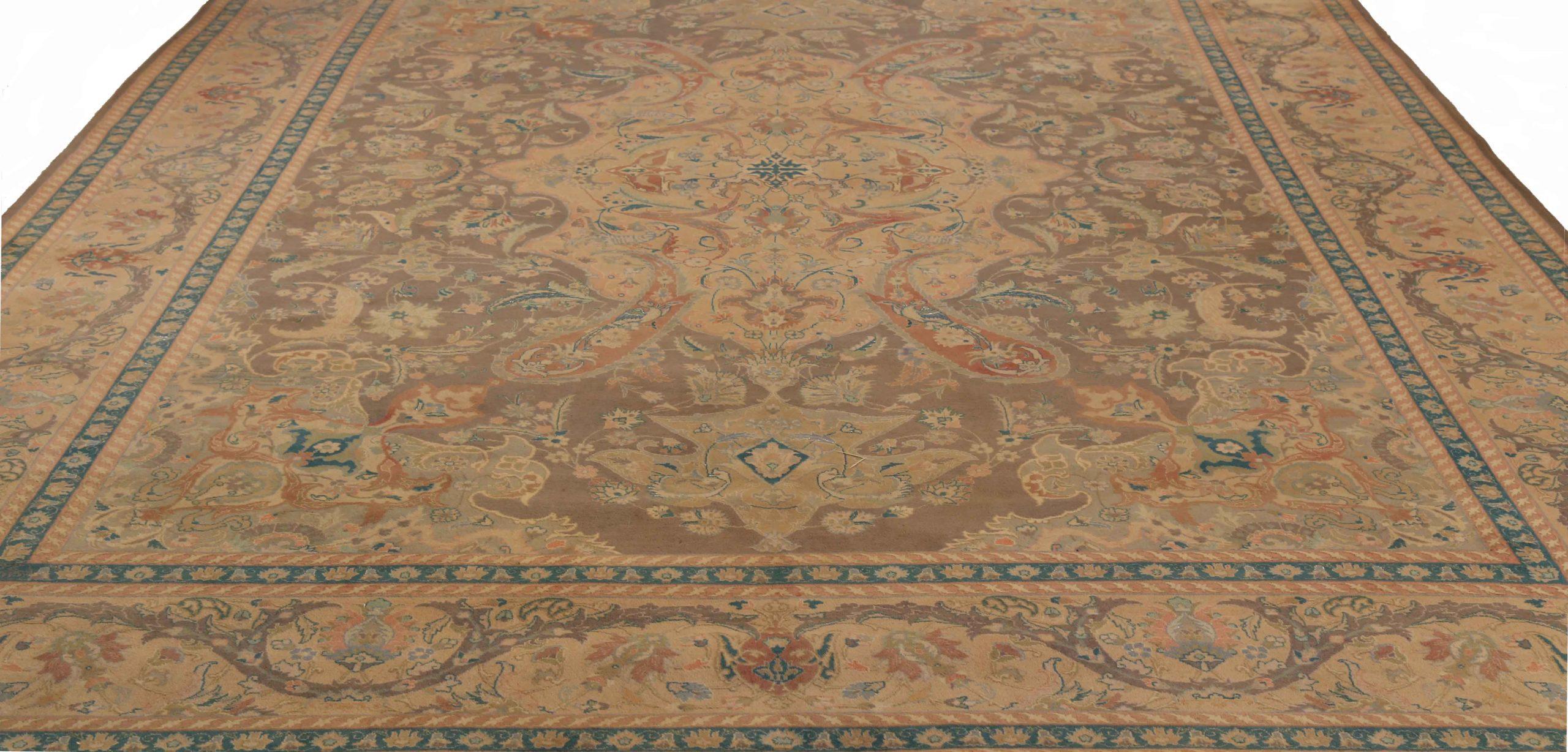 Entdecken Sie die Eleganz des persischen Täbris mit Teppichen um 1940. Dieses exklusive Design aus Wolle und Braun-Elfenbein-Rot ist perfekt, um Ihren Raum zu verschönern.
