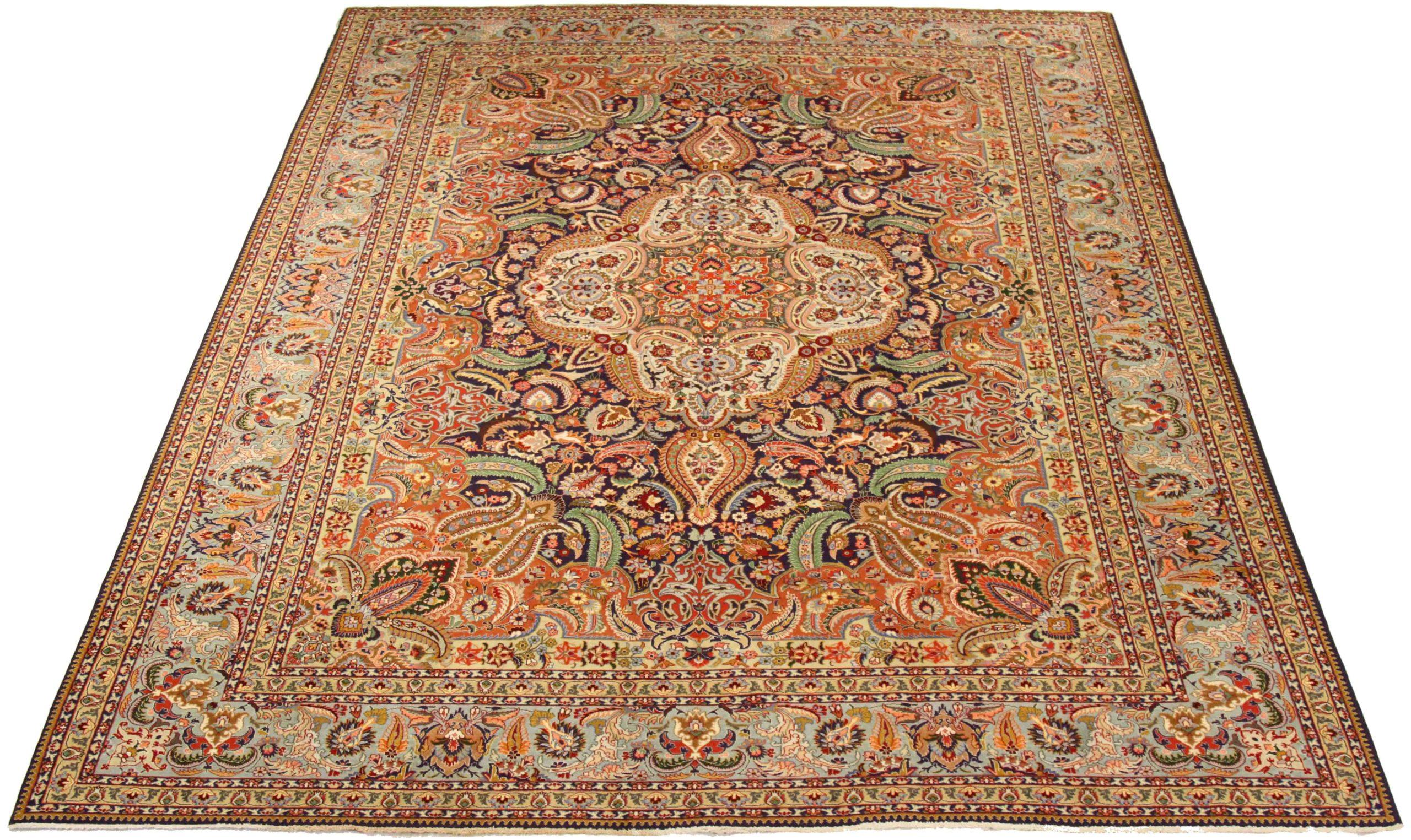 Scopri l'eleganza del Tabriz persiano con i tappeti d'area CIRCA del 1940. Progettato con lana e verde-avorio-blu-rosso, questo design esclusivo è perfetto per valorizzare il tuo spazio.