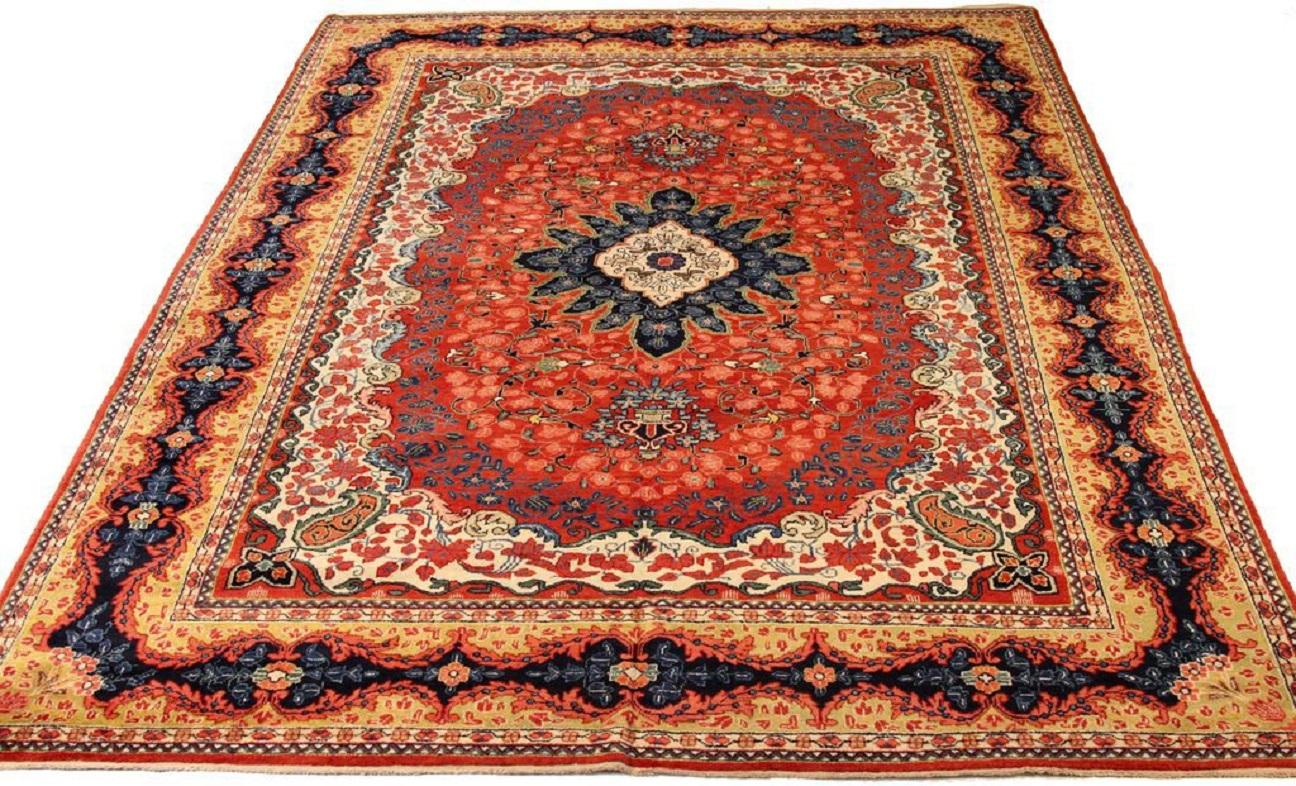 Scopri l'eleganza del Tabriz persiano con i tappeti d'area CIRCA del 1940. Progettato con lana e avorio, questo design esclusivo è perfetto per valorizzare il tuo spazio.