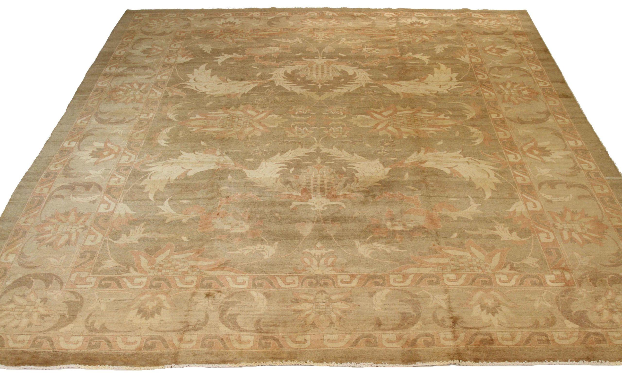 Scopri l'eleganza del Tabriz persiano con i tappeti d'area CIRCA del 1940. Progettato con lana e IvoryPinkTaupe, questo design esclusivo è perfetto per valorizzare il tuo spazio.