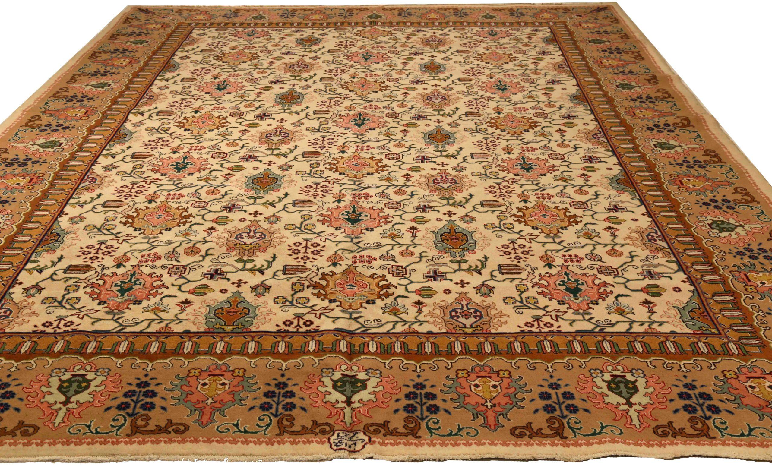 Découvrez l'élégance des tapis persans Tabriz de Circa 1940. Conçu avec de la laine et du jaune rose ivoire, ce design exclusif est parfait pour mettre en valeur votre espace.