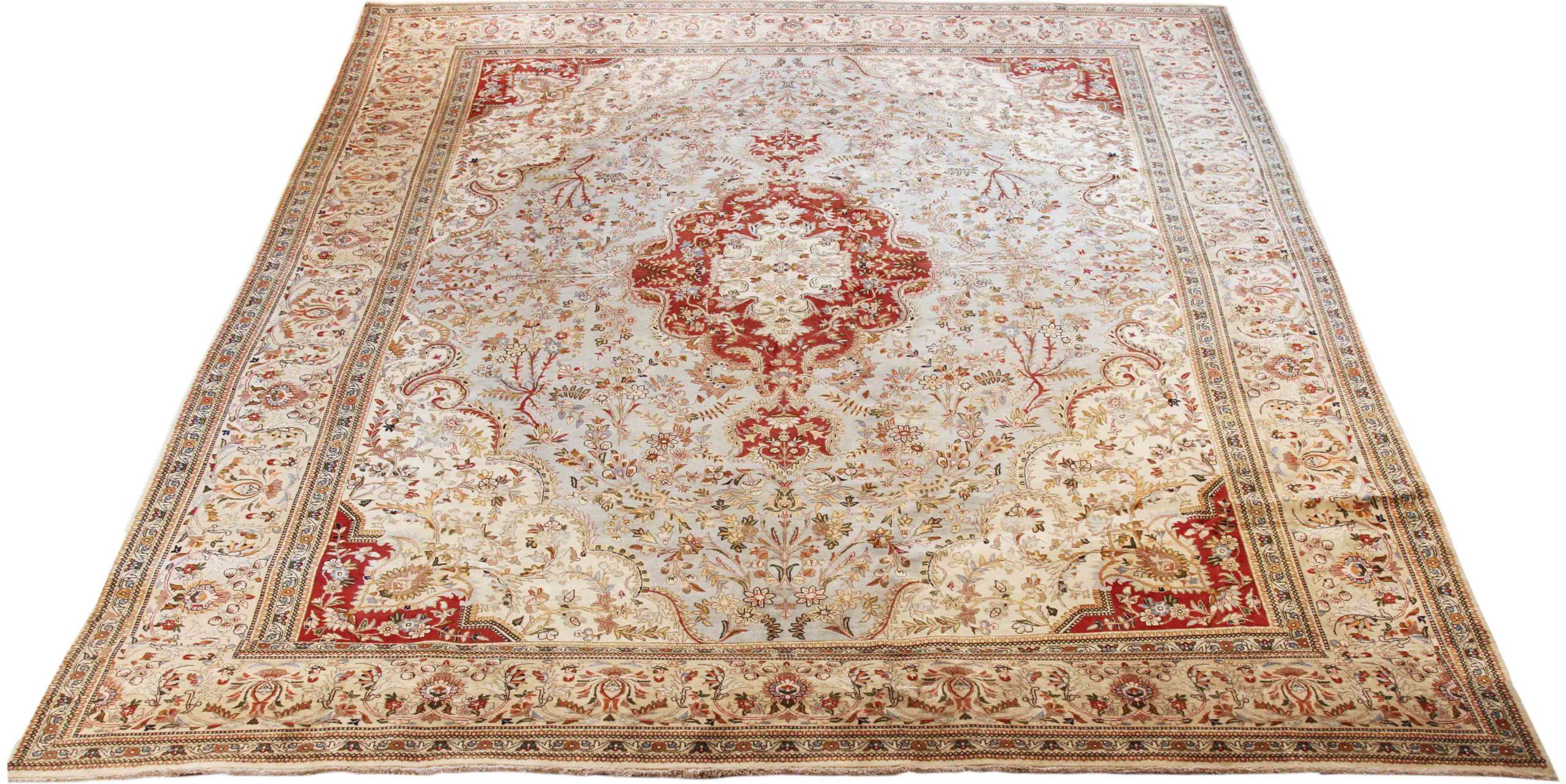 Entdecken Sie die Eleganz des persischen Täbris mit Teppichen um 1940. Dieses exklusive Design aus Wolle und Elfenbeinrot ist perfekt, um Ihren Raum zu verschönern.